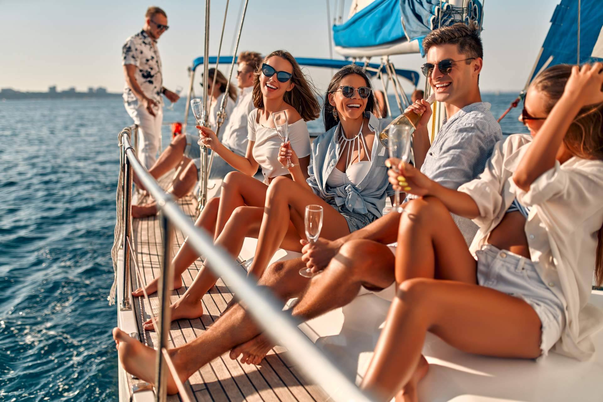 Celebrar una despedida de soltero en barco por la costa alicantina con Karamba