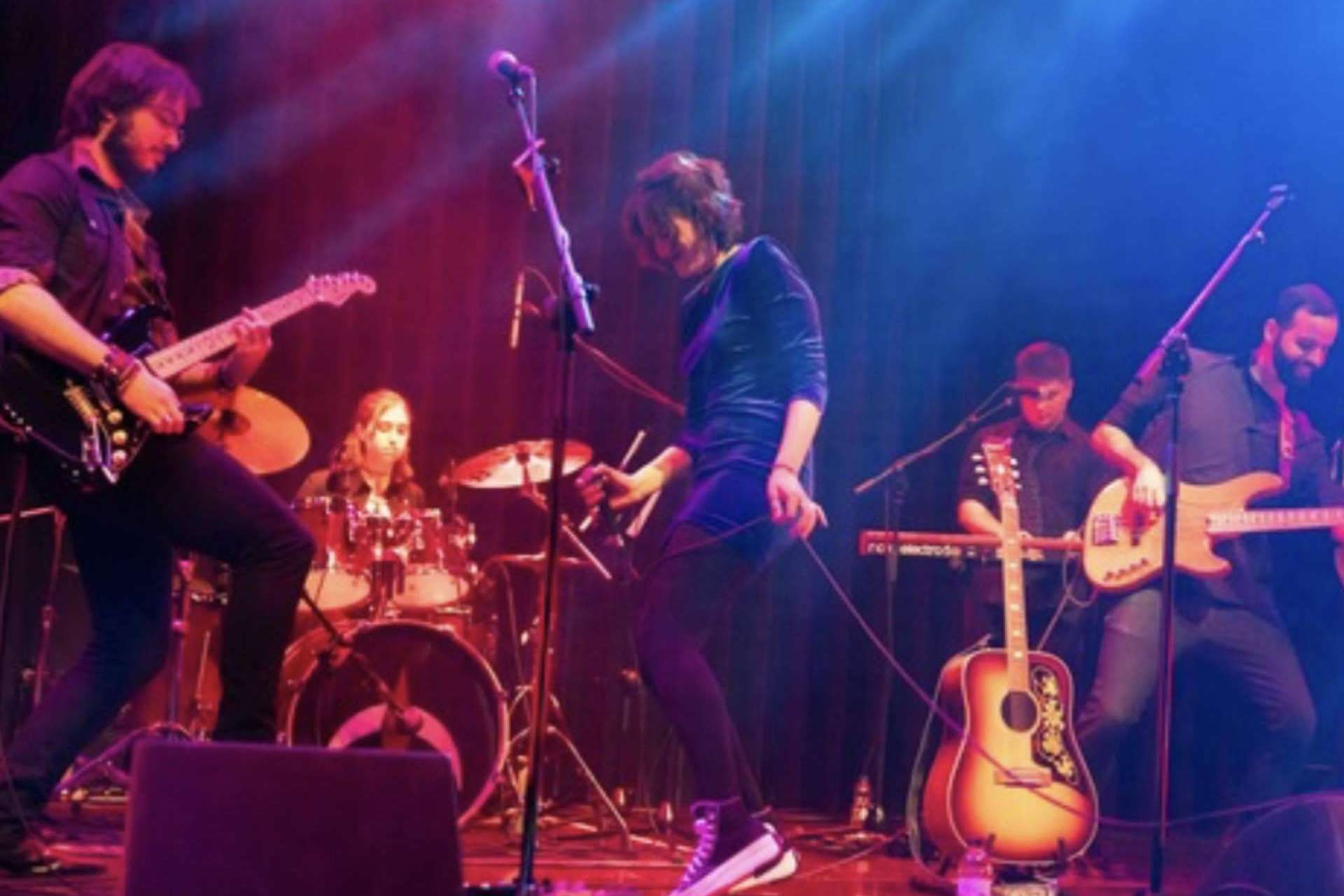 Con un concierto en acústico, Luna de Marte acompaña a la muestra de arte ‘Contrapunto’