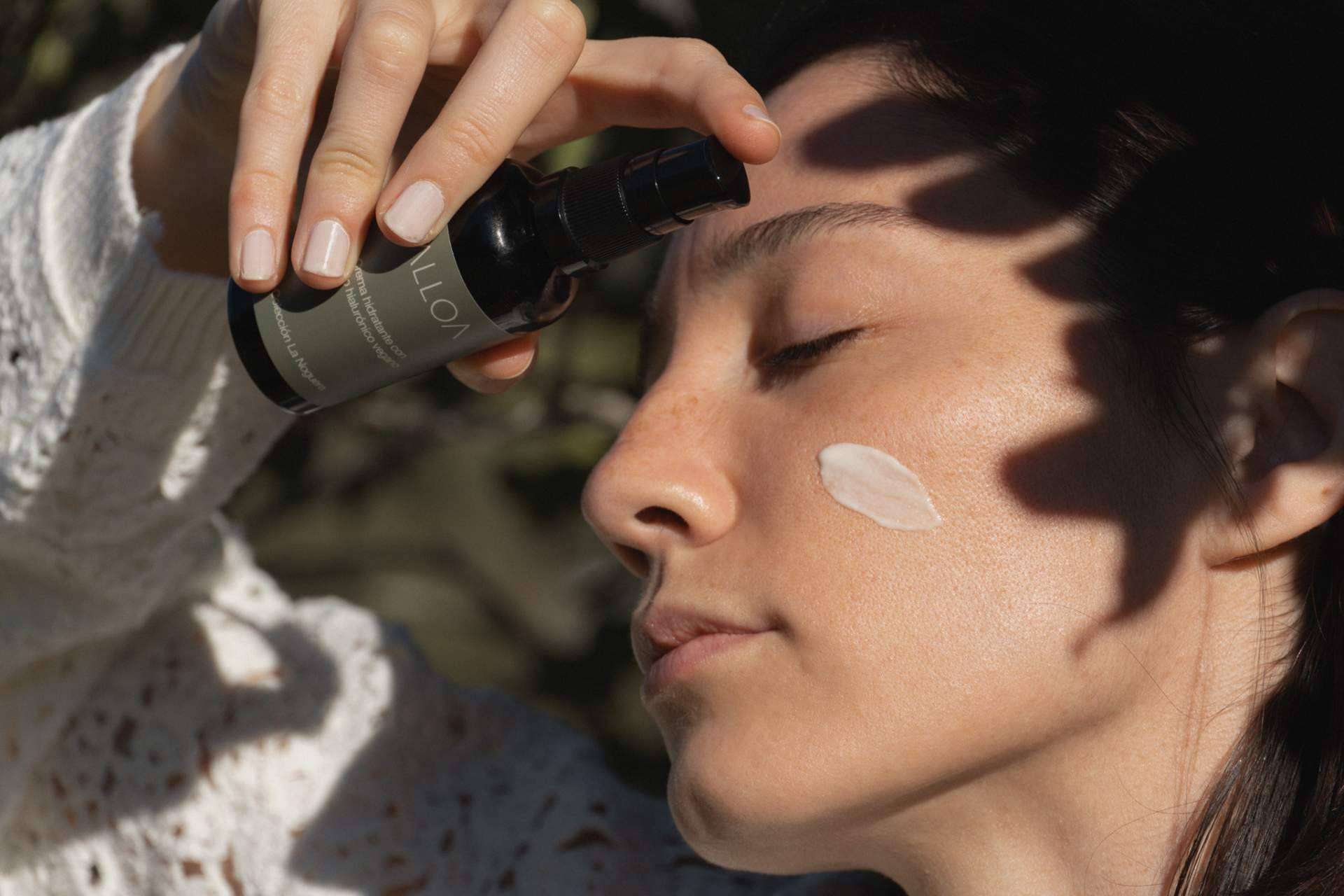 Alloa enumera los beneficios de su crema hidratante con ácido hialurónico