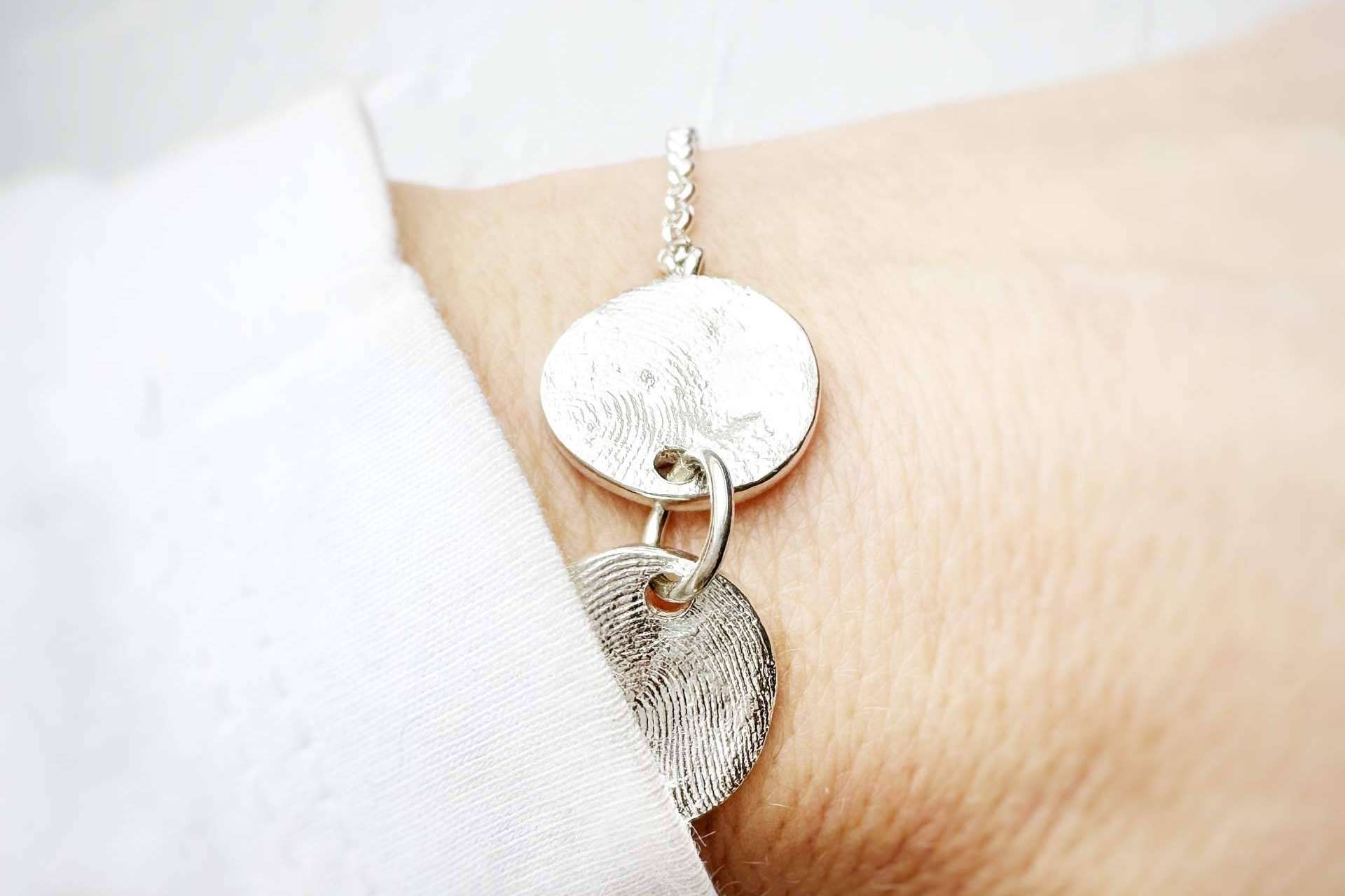 La nueva colección de joyas personalizadas de Dejando Huella, con huellas dactilares y texturas de piel