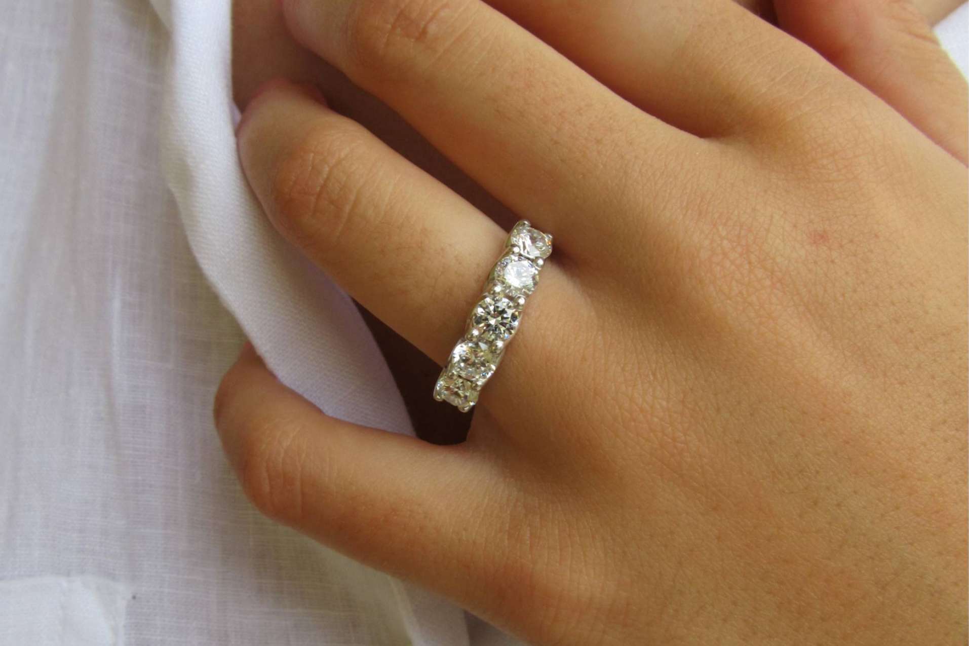 Diseños clásicos, vintage y minimalistas en las alianzas para novios de Mimoke