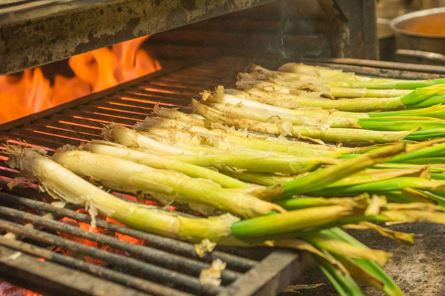 Llega la temporada de comer calçots en Pasa Tapas