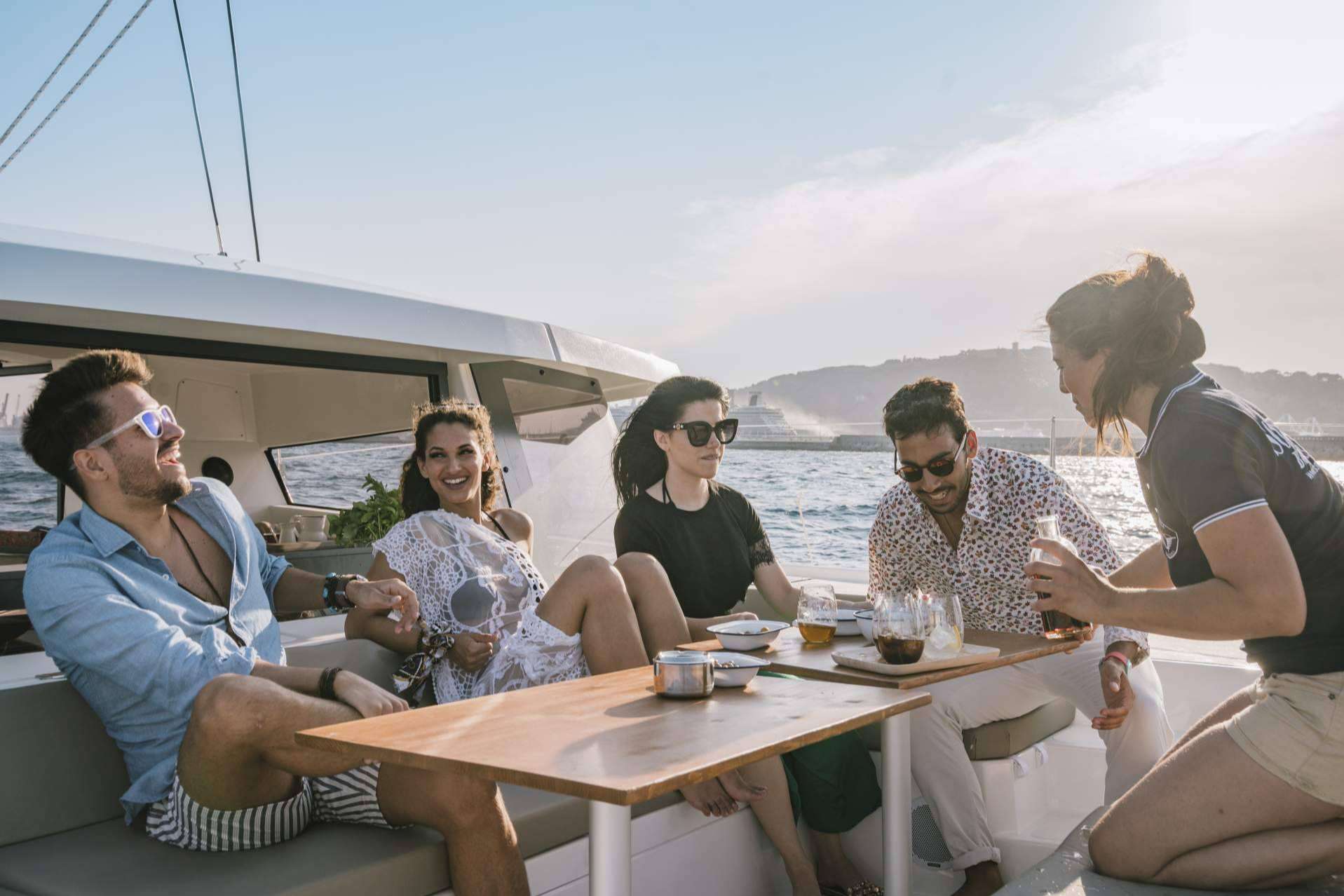 Disfrutar de experiencias exclusivas en catamaranes en Barcelona de la mano de Sondevela