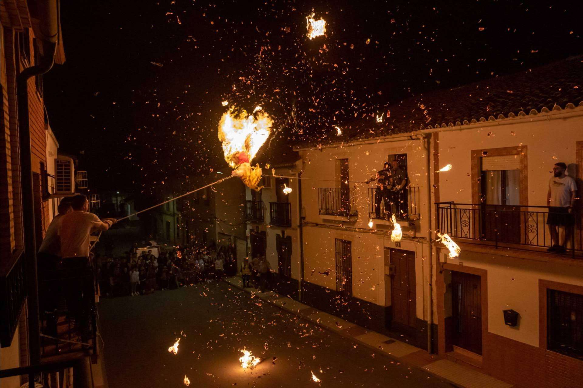 Una ceremonia que marca el fin del invierno, Judas y Muñecas en Alamillo