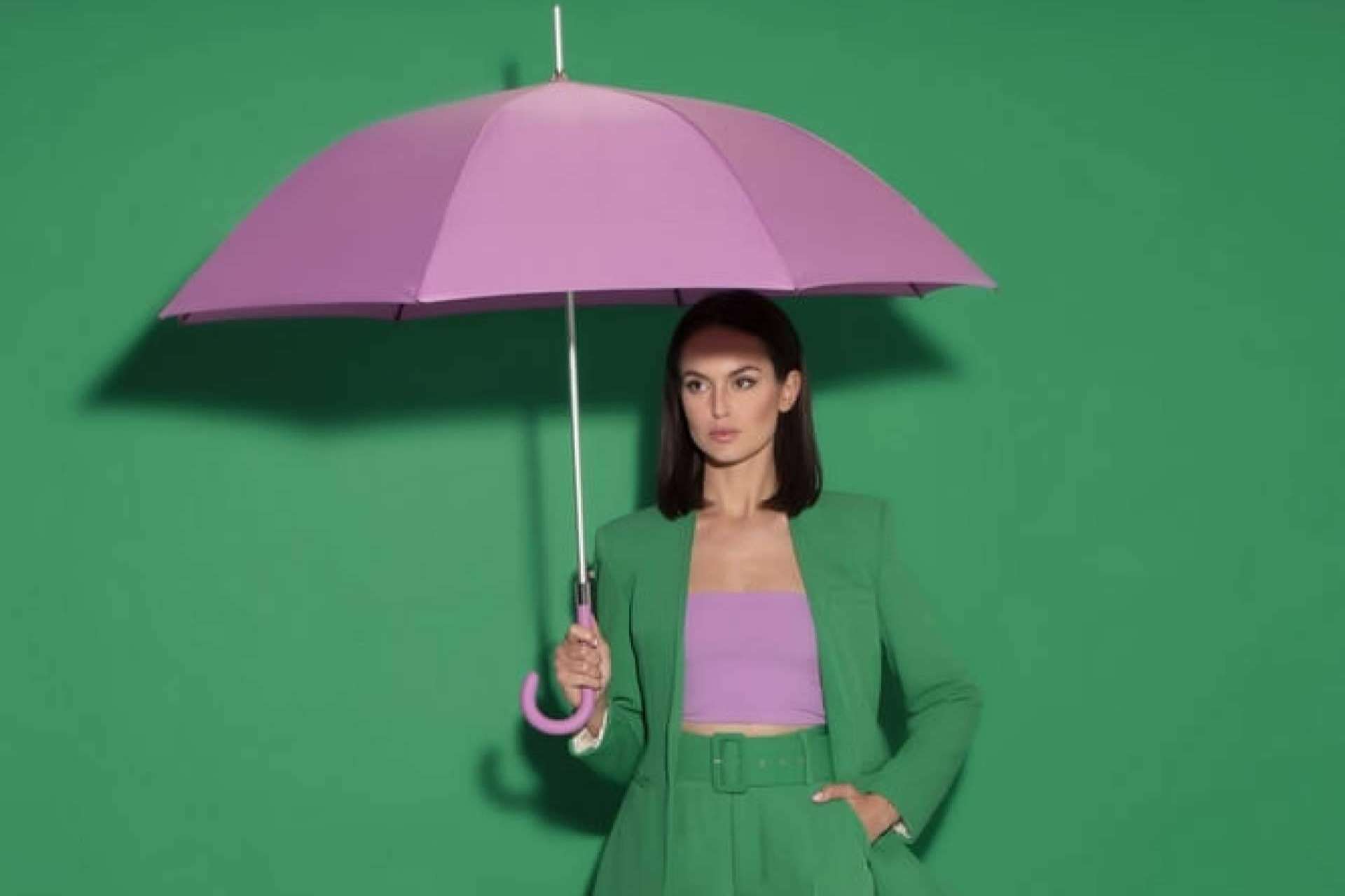 Llegó la moda que protege de la lluvia con los paraguas Vogue