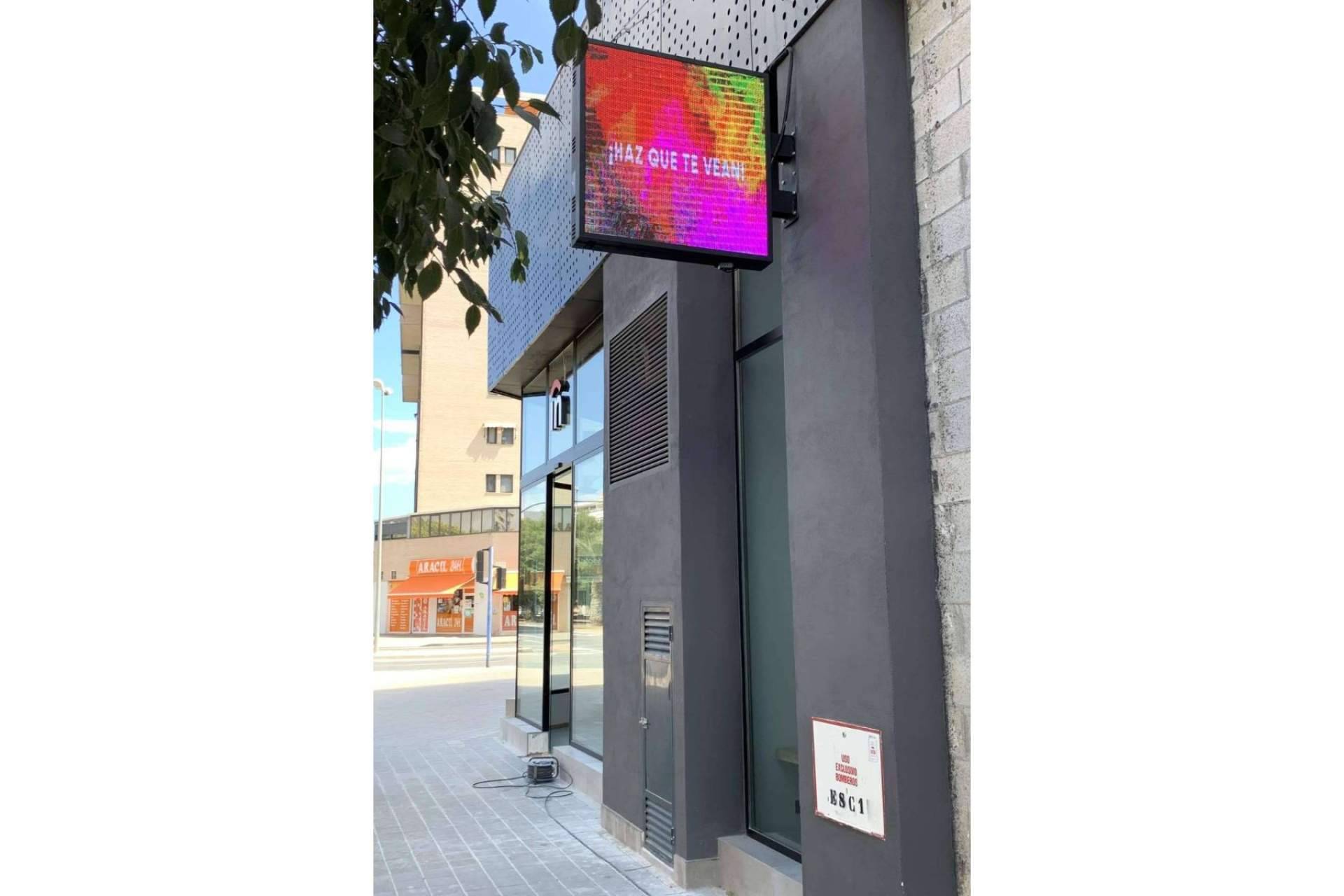 Una herramienta clave para la publicidad exterior de hoy, las banderolas electrónicas