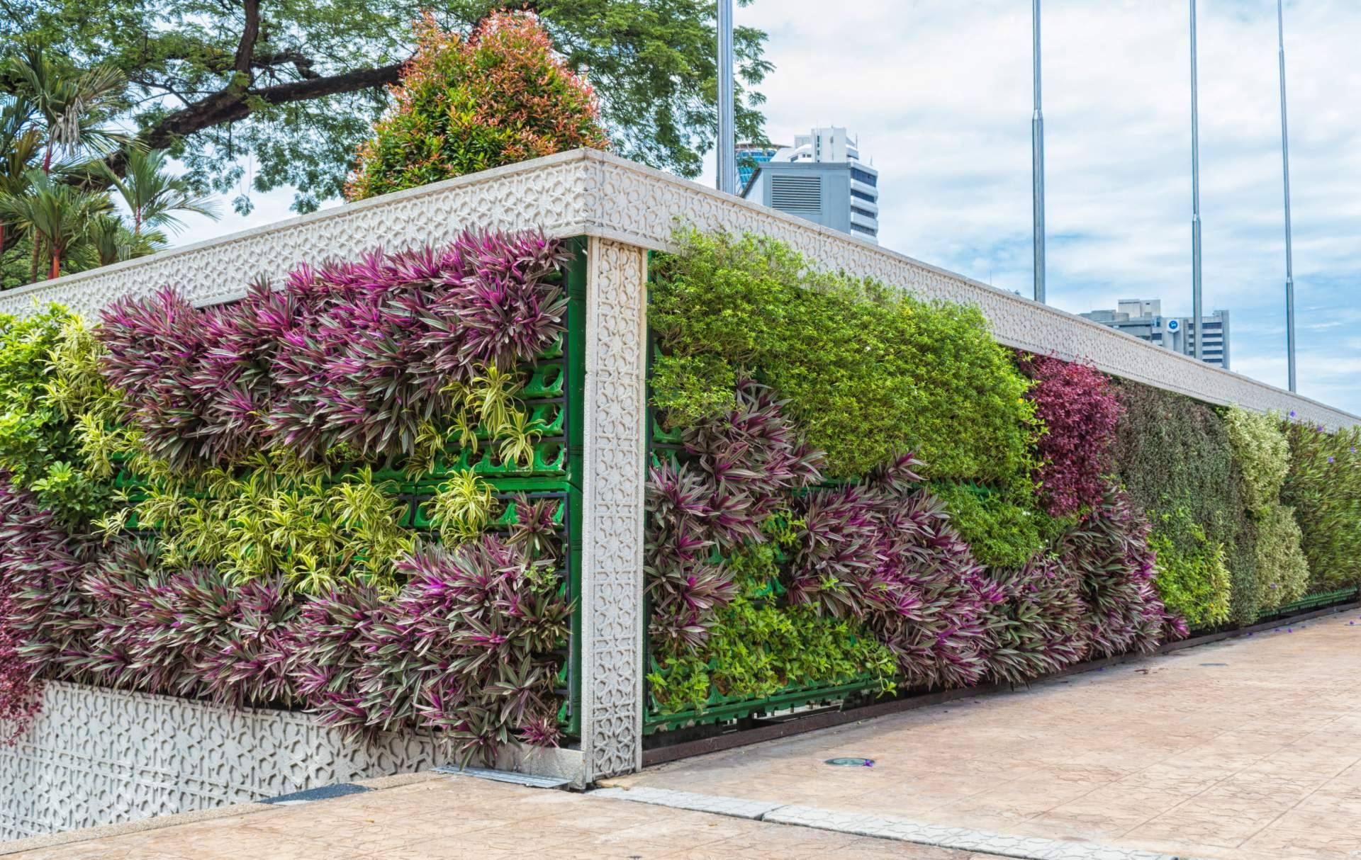 Reinventar los espacios al aire libre con el jardín vertical artificial para exterior de JardinVertical.es