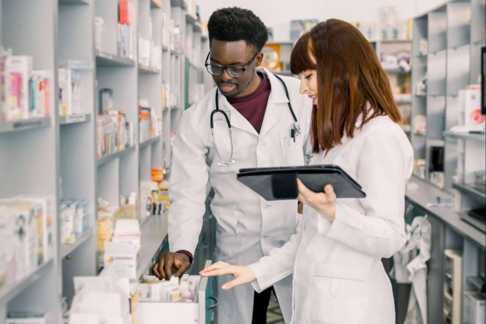 La importancia de un buen ambiente laboral en la farmacia, con Urbagesa Farmacias