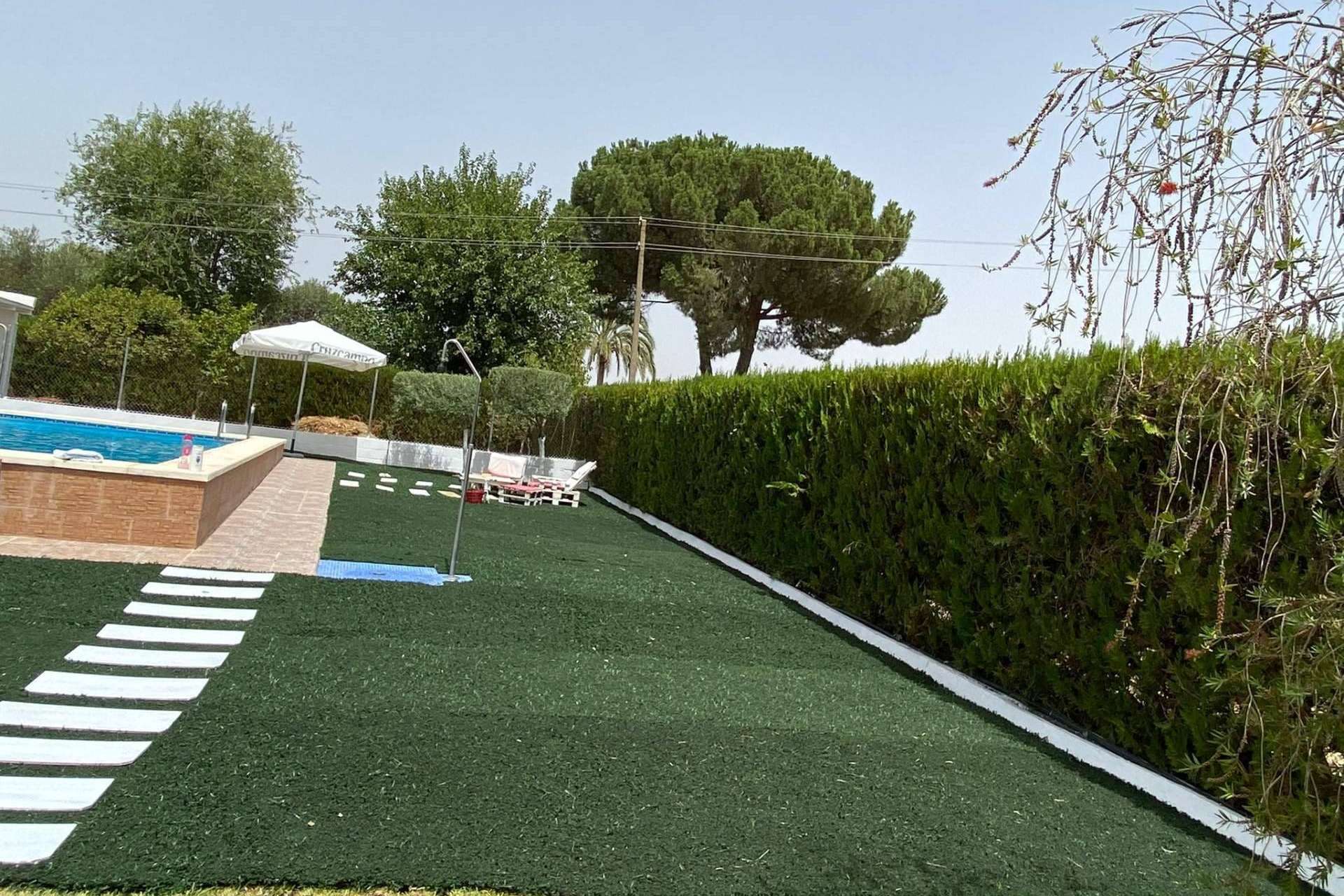 Una tendencia de mercado en alza para la instalación de jardines, residenciales y actividades de ocio es el césped reciclado de fútbol