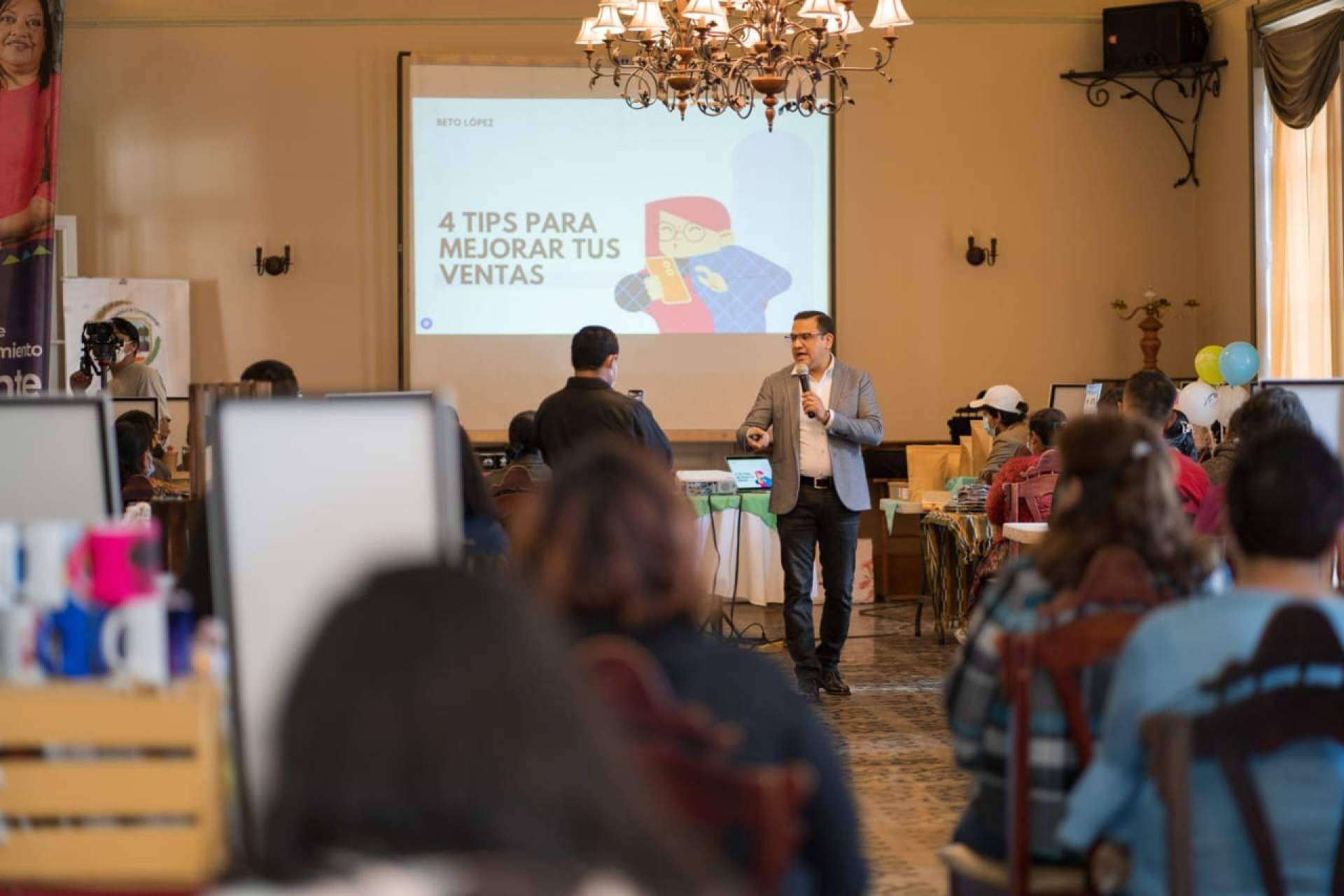 Beto López, consultor de marketing y publicidad, diseña dos soluciones relacionadas con el marketing y la IA