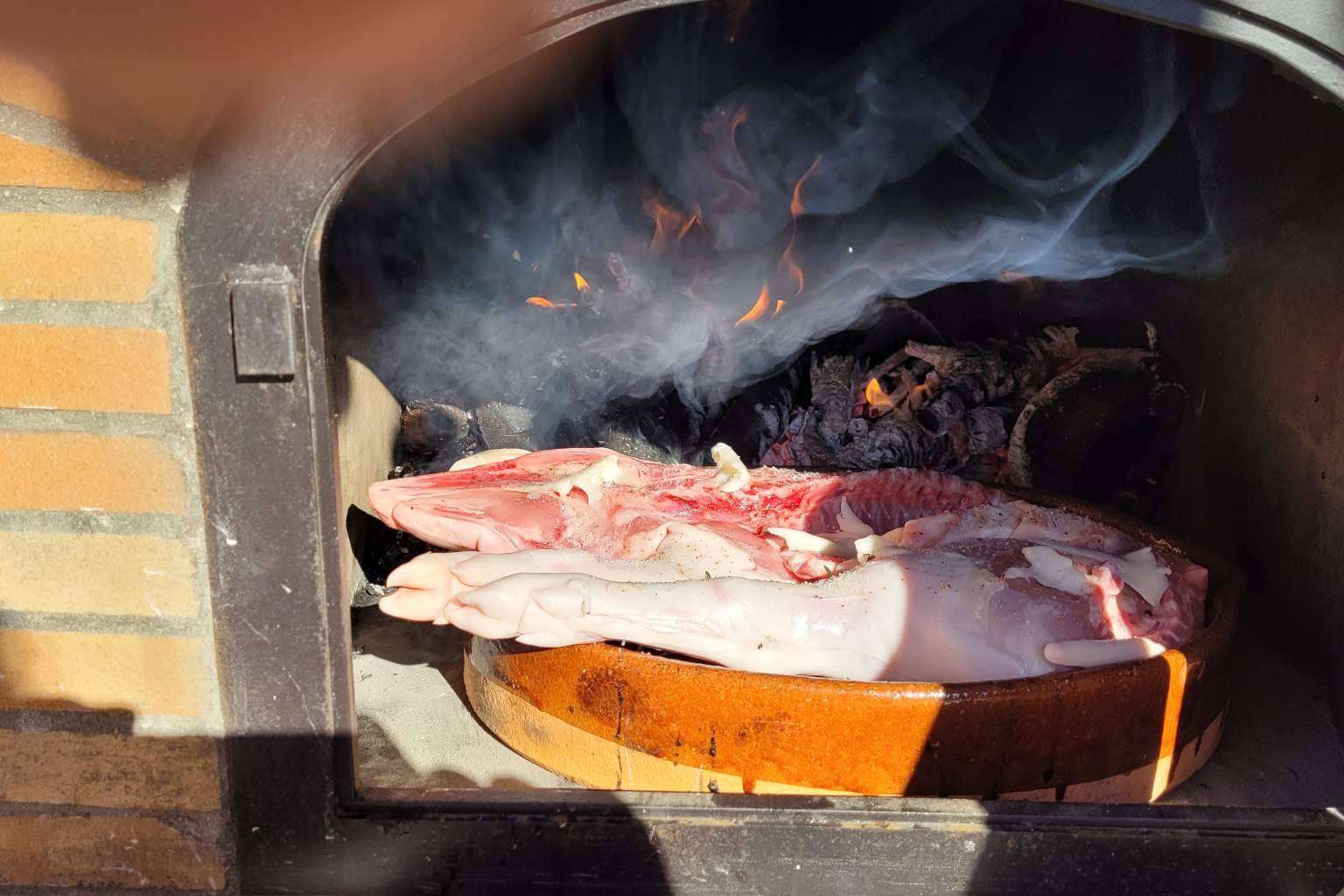 Qué beneficios conlleva cocinar en hornos de leña, por Gaudir amb Foc