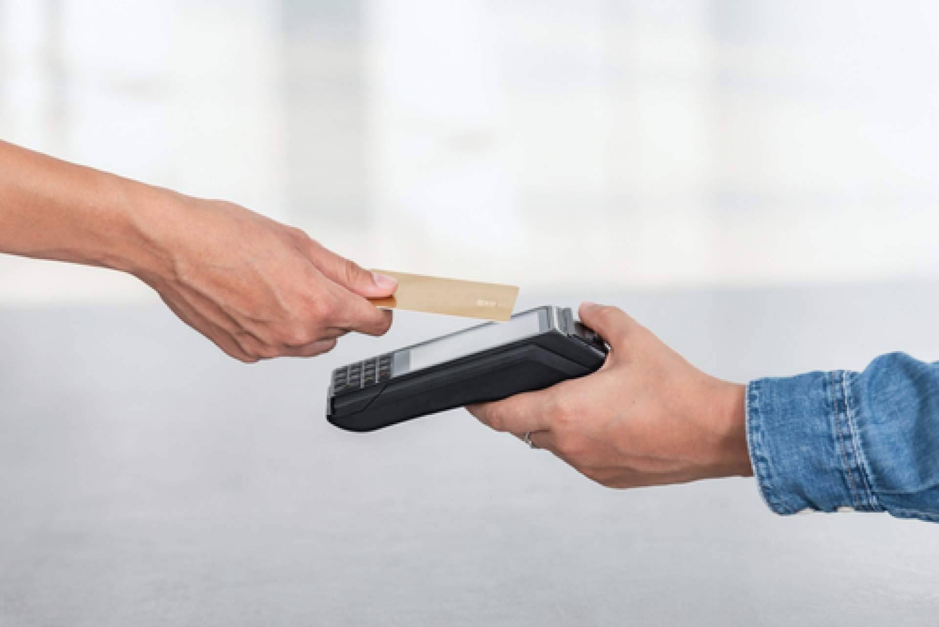 Las diferencias entre una tarjeta revolving y una tarjeta de crédito convencional
