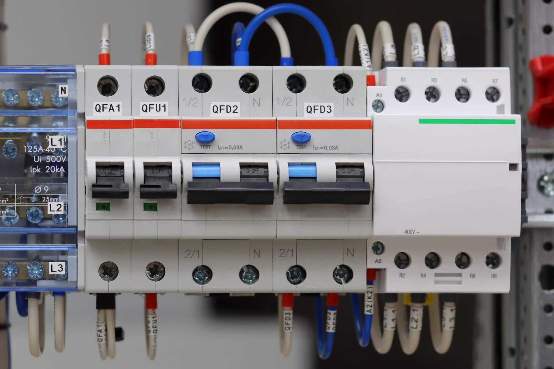 Equipamiento para profesionales de la construcción, componentes eléctricos en Swimhome