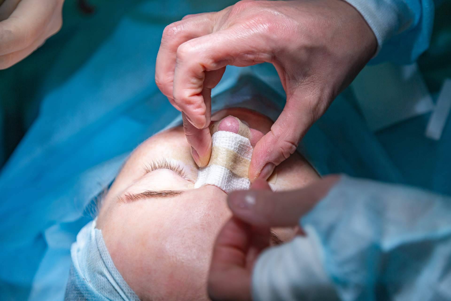 Transformar la apariencia con la experiencia del Dr. Padilla, experto en renovación facial y corporal
