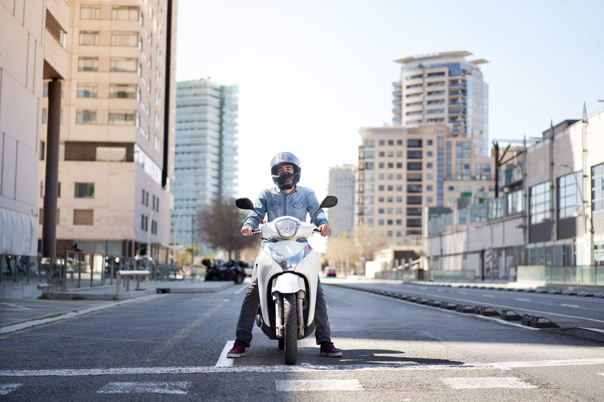 Los beneficios de conducir una moto en vez de un coche en grandes ciudades, por EGINER