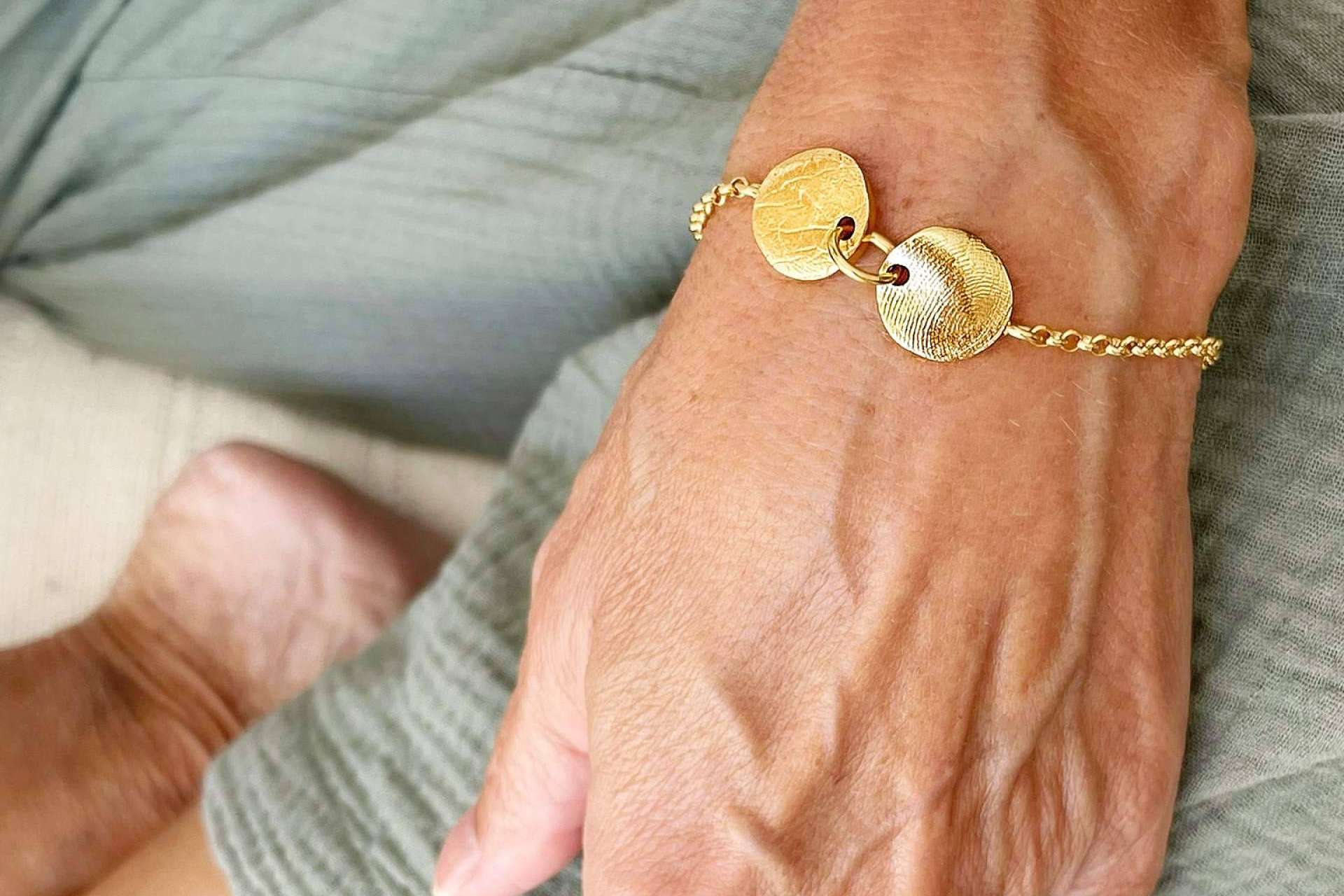 Dejando Huella Joyas y su medalla con huella de la firma, un regalo ideal para el Día de la Madre