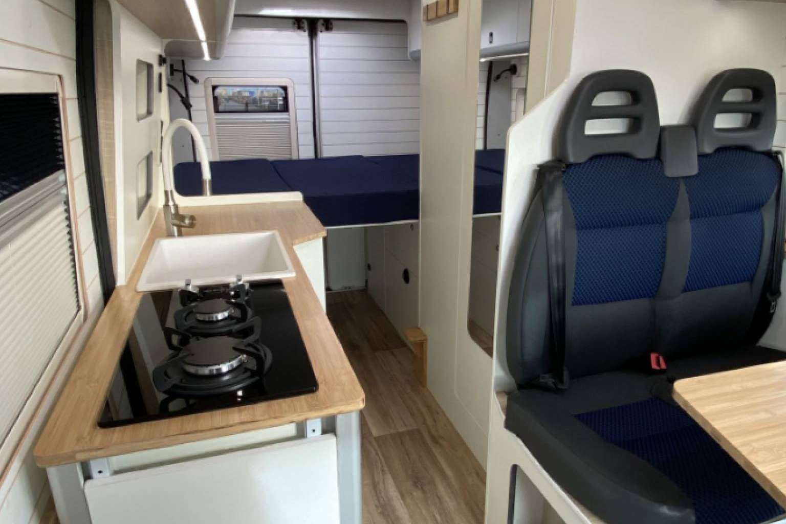 SurVan Camper pone a disposición un viaje en furgoneta camperizada por la costa de Andalucía