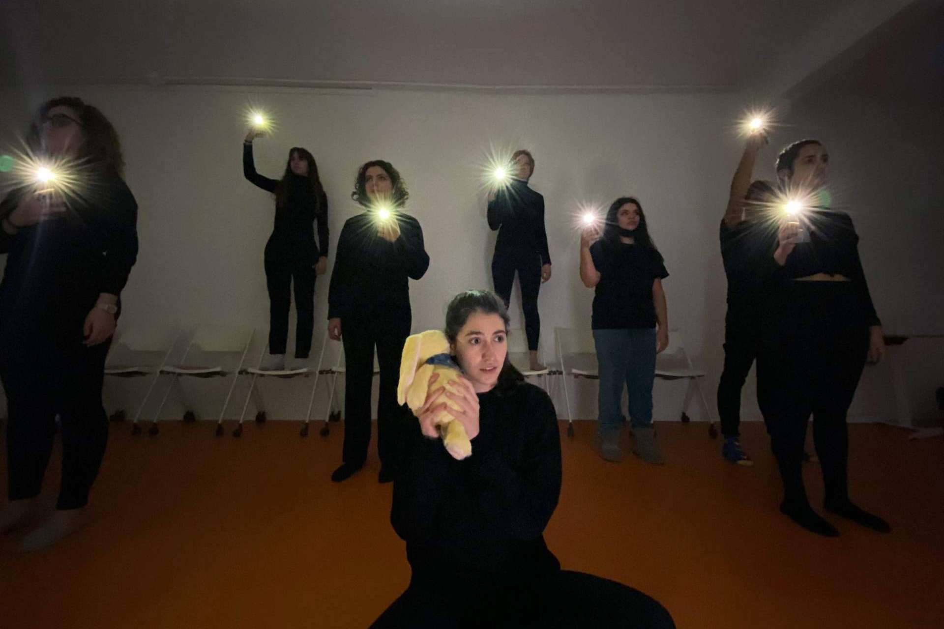 Explorar temas relevantes y reflexionar sobre la sociedad y la cultura con el teatro universitario