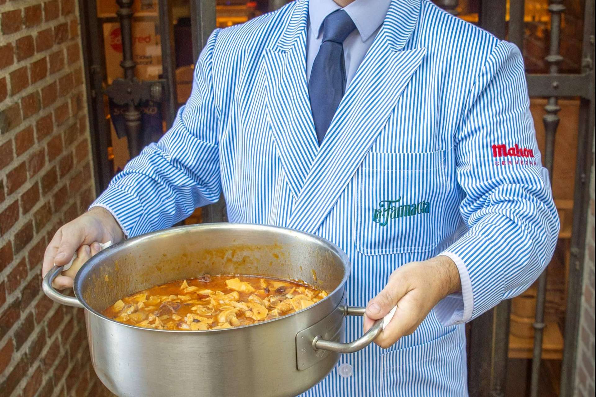 En Madrid, el restaurante Tasca La Farmacia ofrece una experiencia gastronómica auténtica