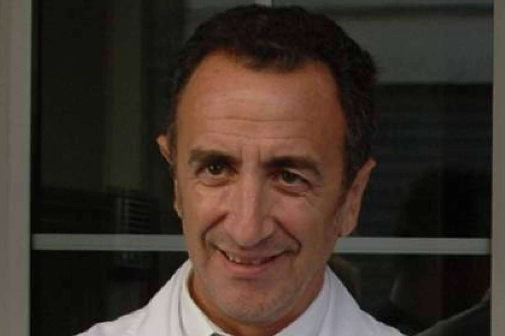 Acudir a especialistas con formación específica en menopausia precoz, como el Dr. Nicolás Mendoza Ladrón de Guevara, es importante