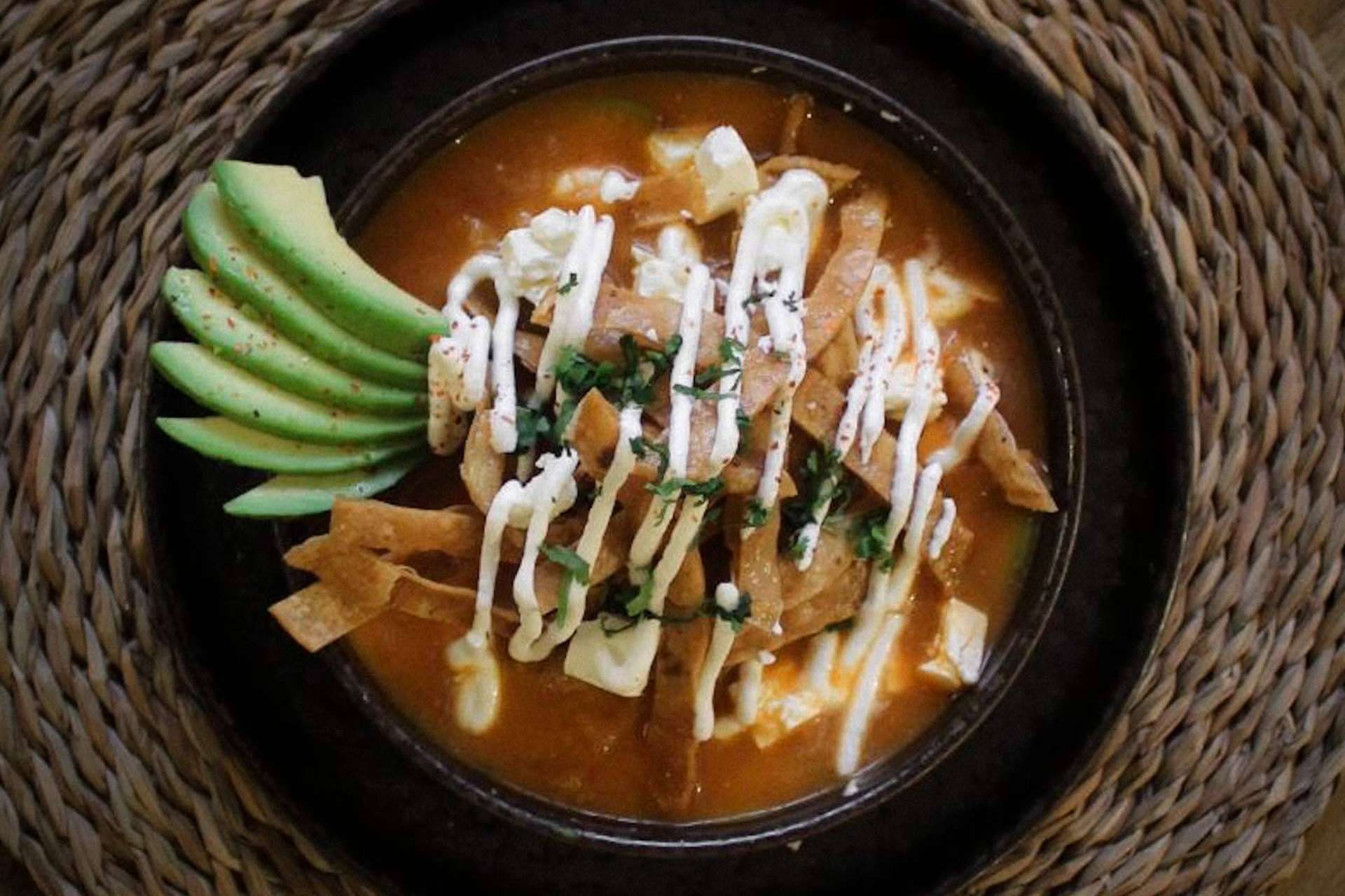 Probar platos típicos en la antojería mexicana Hijo del Maíz