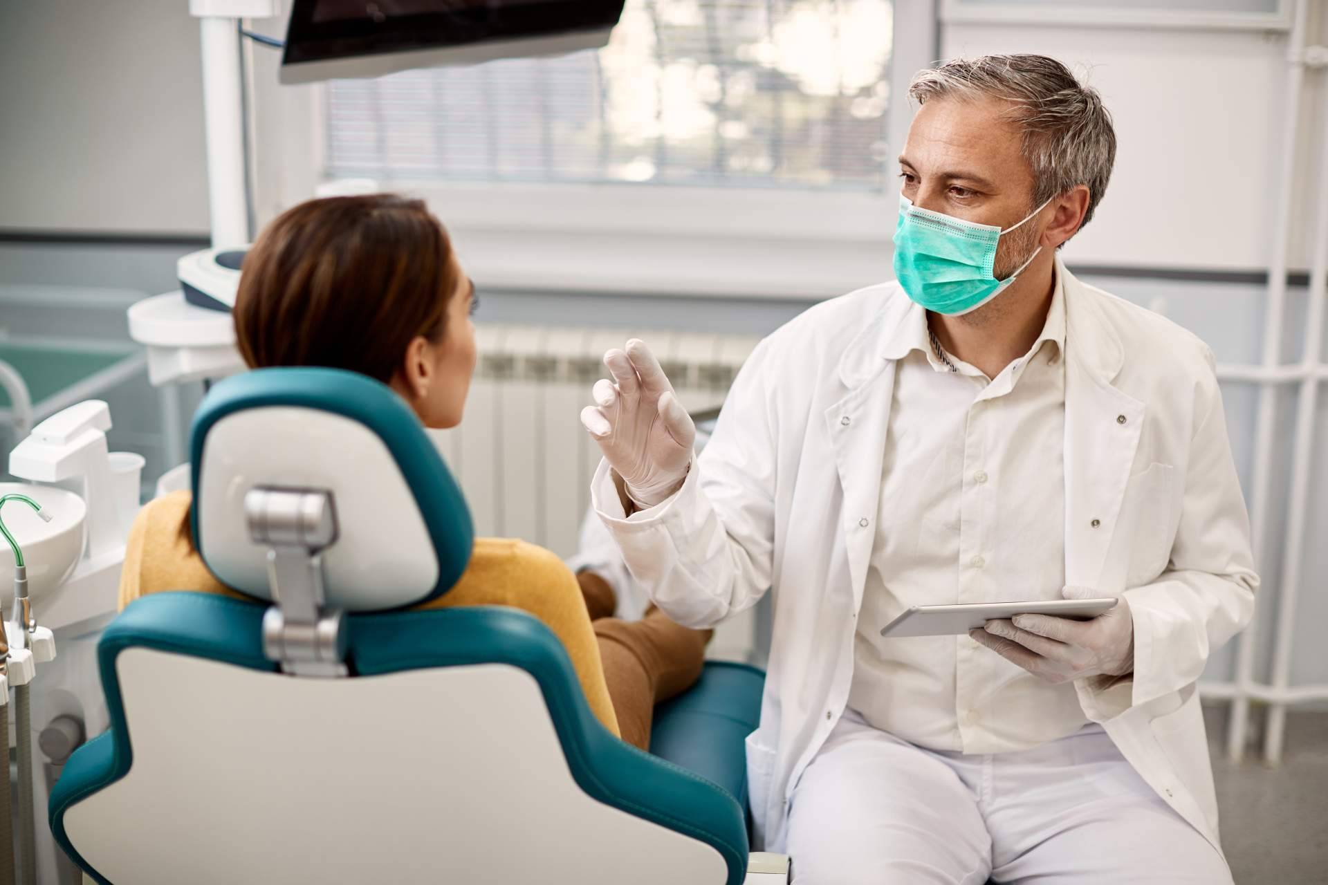 ¿Qué es el curetaje dental y por qué es relevante prestar atención a la salud de las encías?