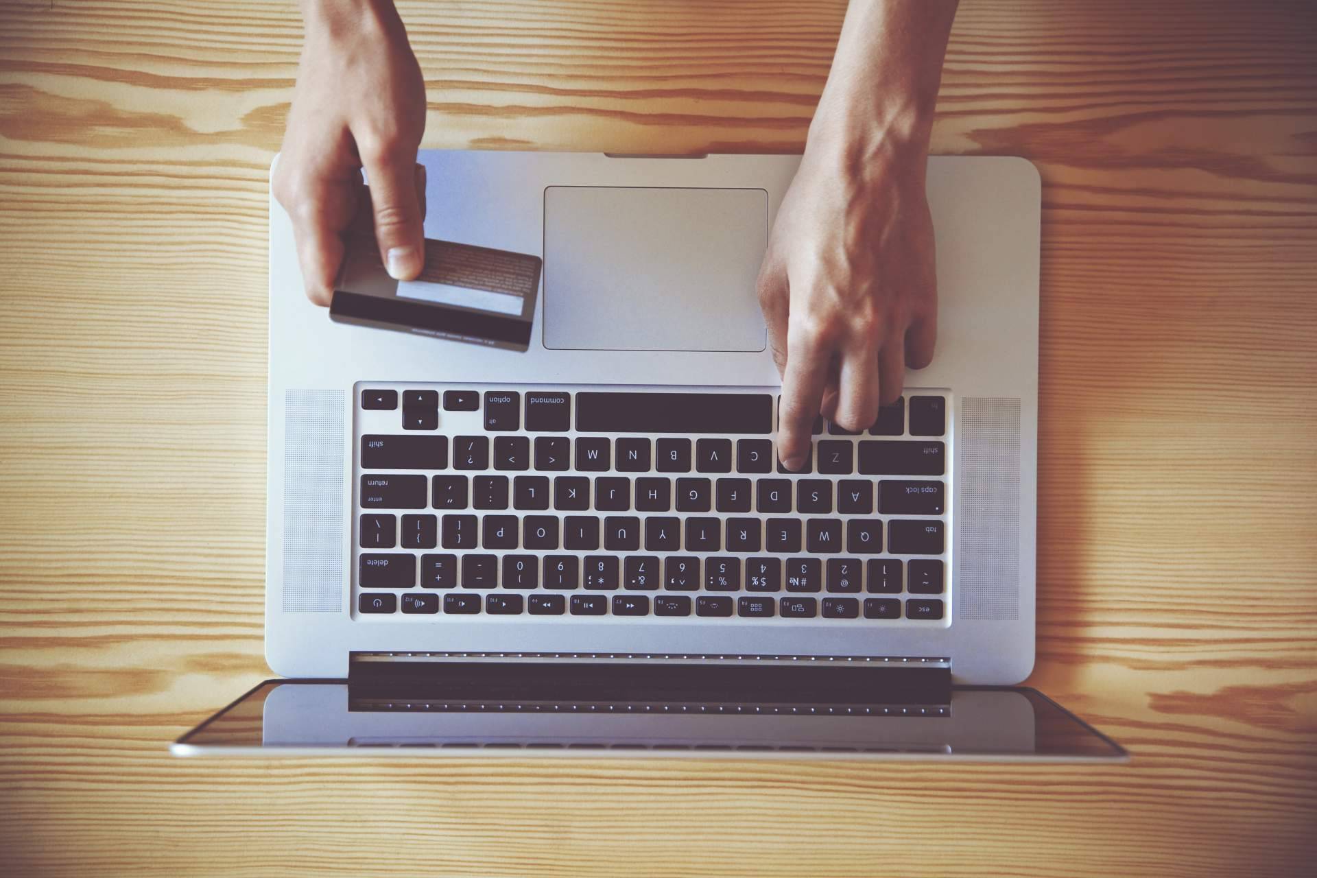¿Cómo gestionar los gastos de una plataforma online? La calculadora de precios de Shopify