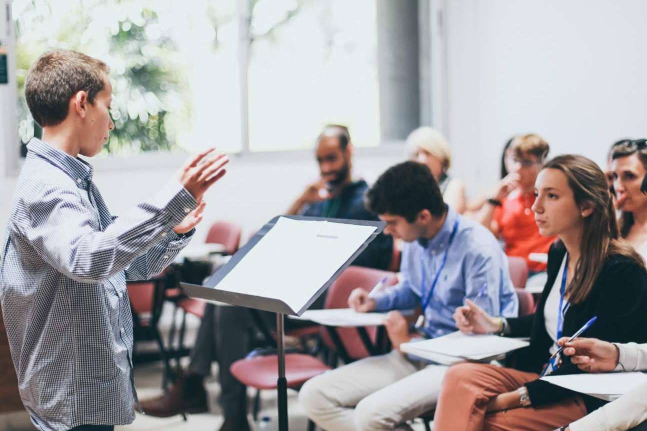¿Por qué es importante que los centros educativos y las concejalías de juventud ofrezcan un club de debate a los más jóvenes?