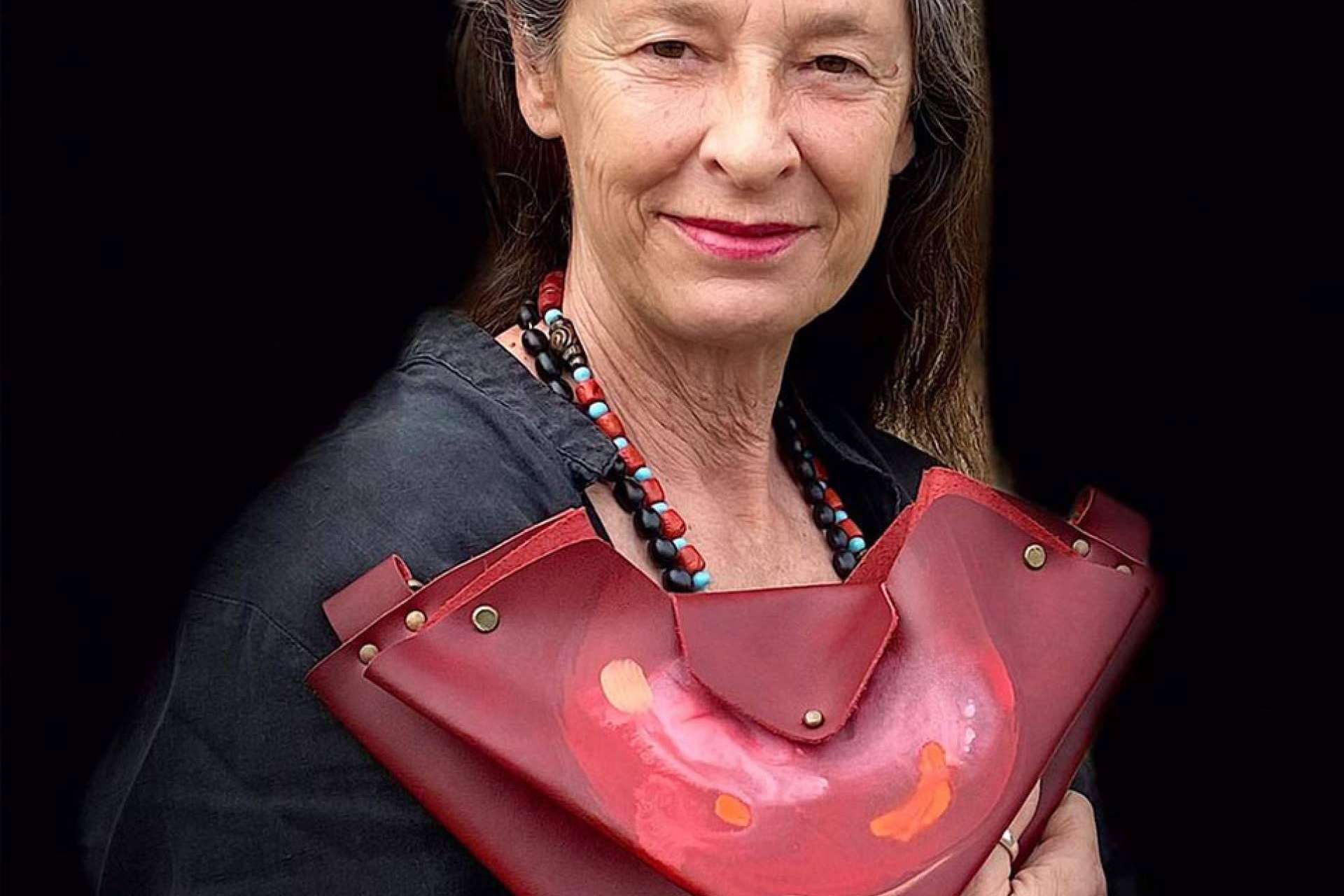 Bolsos pintados a mano que fusionan arte y diseño, ofrecidos por Araceli García