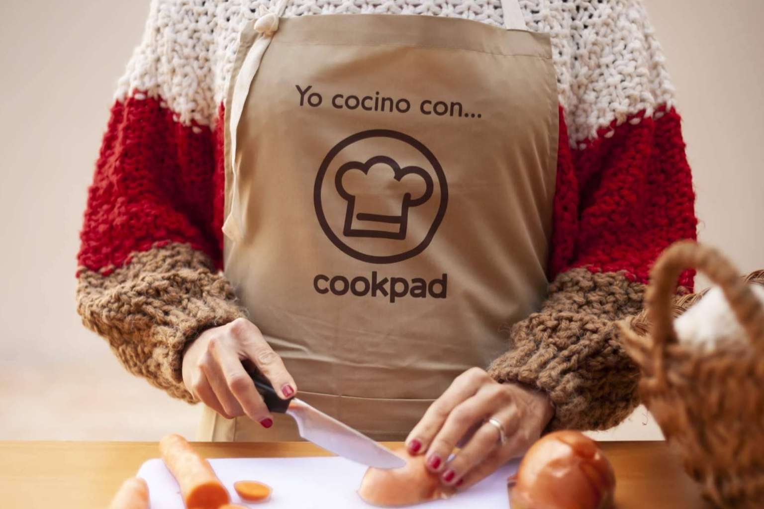 Socializar, reír, abrazar, comer… pero también cocinar, las claves para incrementar la felicidad a diario