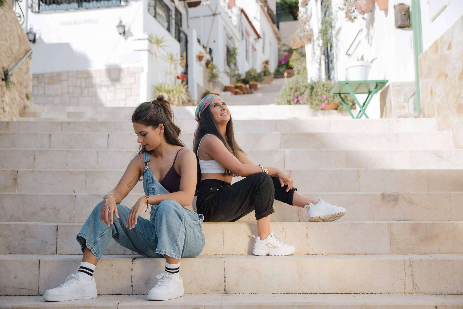 DOYA, las 2 hermanas hispano-francesas que arrasan en Francia, presentan su single 'No anda sola'