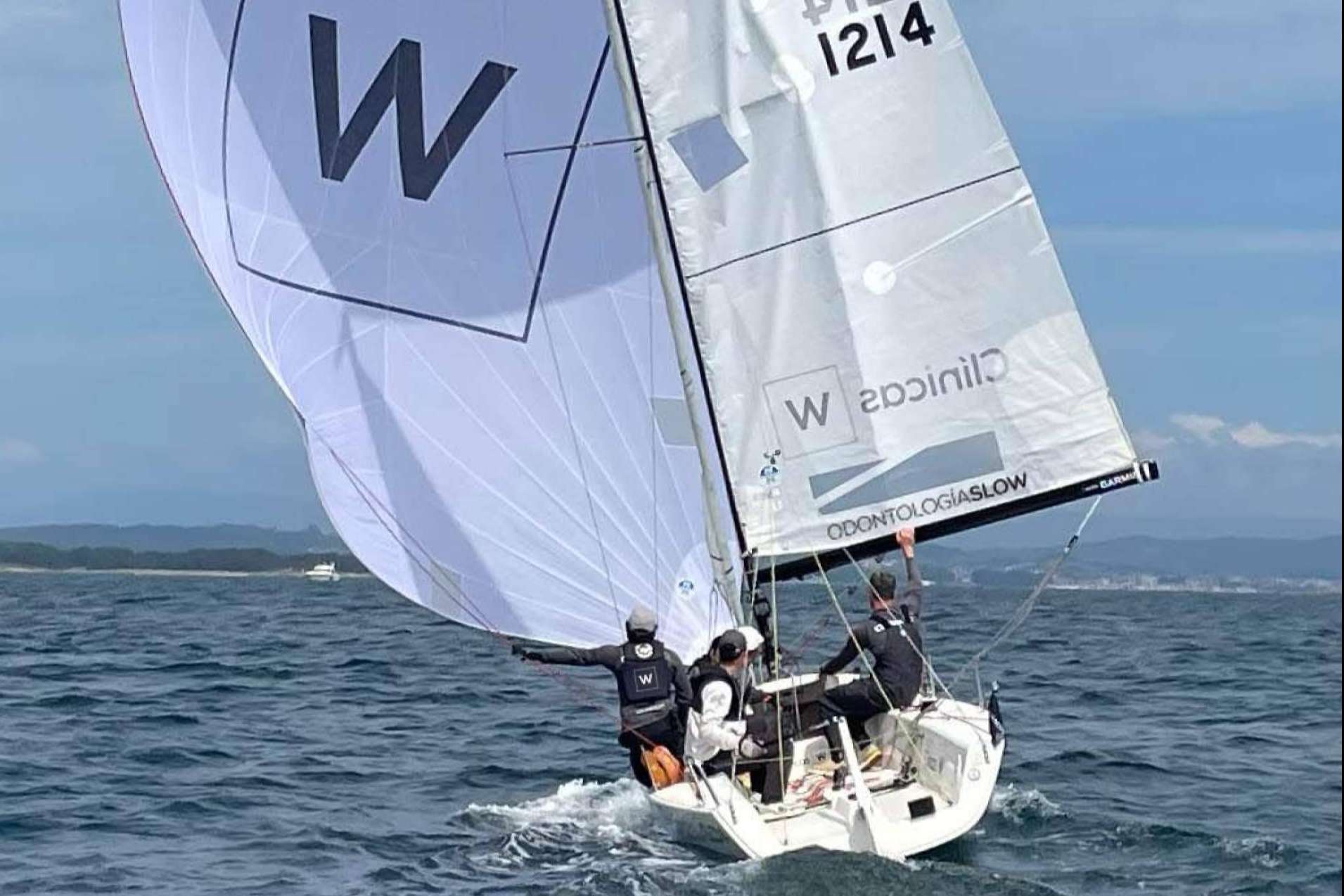 El equipo de Clínicas W impresiona en el Campeonato de España de J70 en La Toja