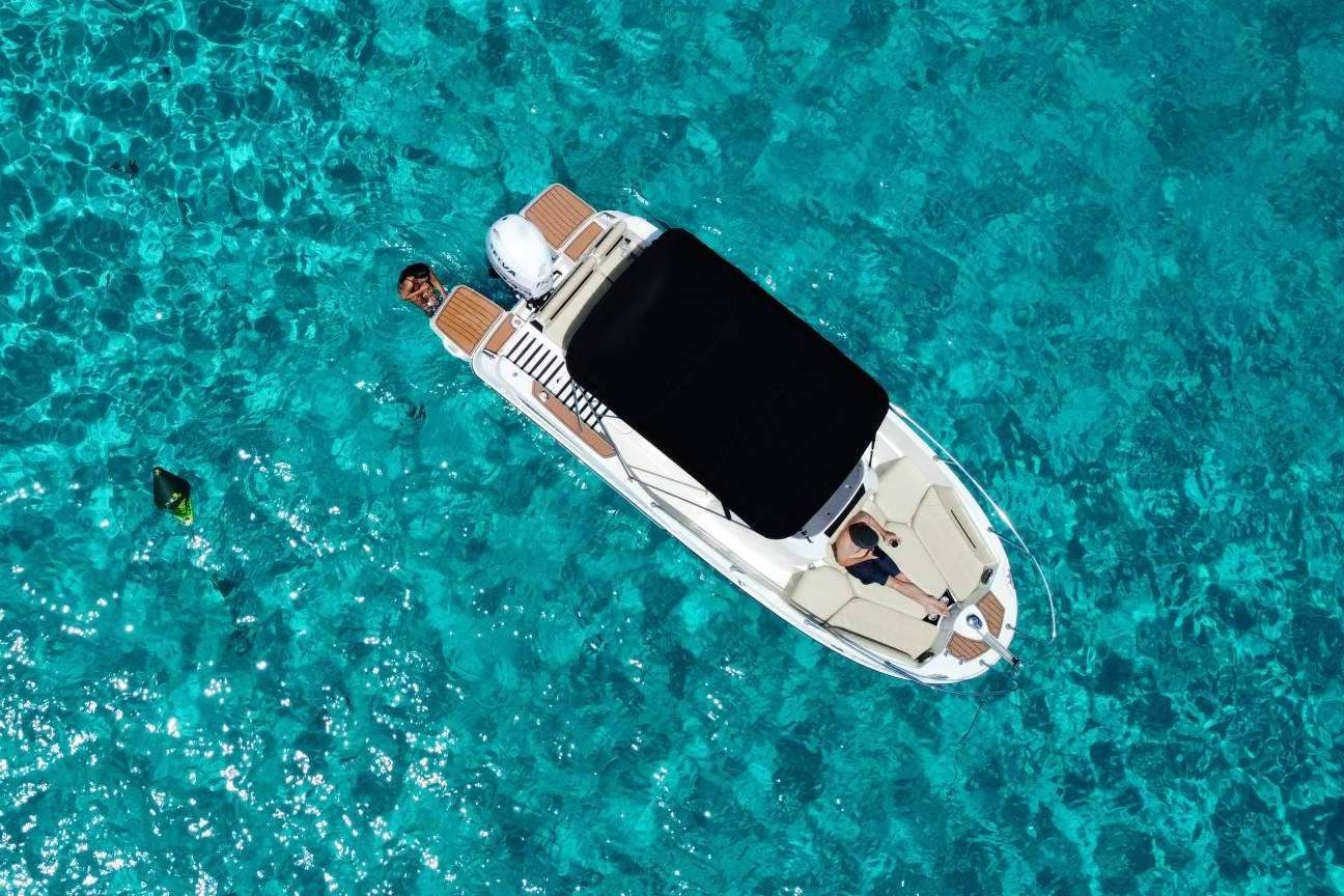 Menorca en barco de la mano de Nautic Charter, experiencia terapéutica