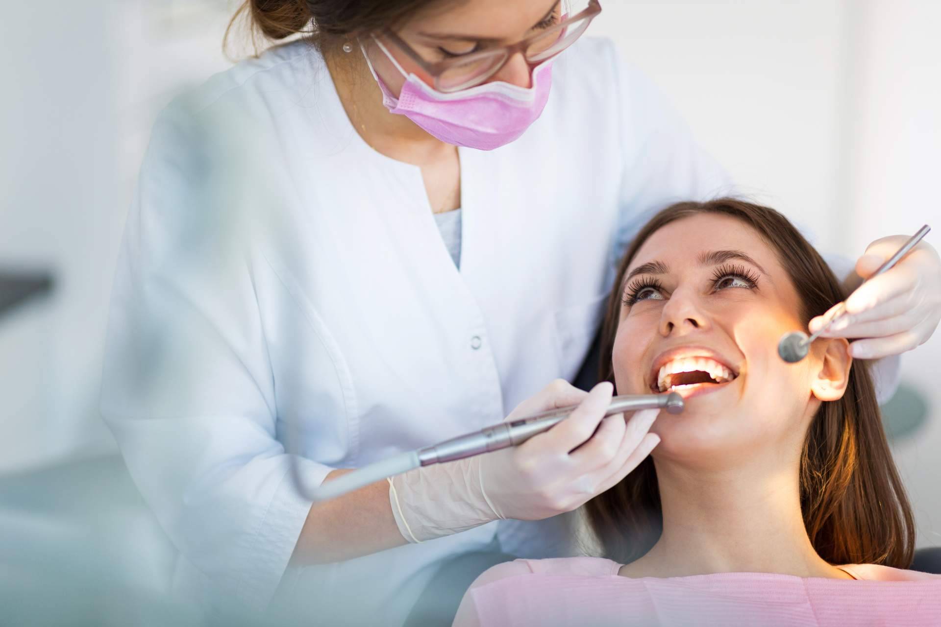 Acudir al dentista por urgencia dental en agosto es posible con clínicas como DeltaDent