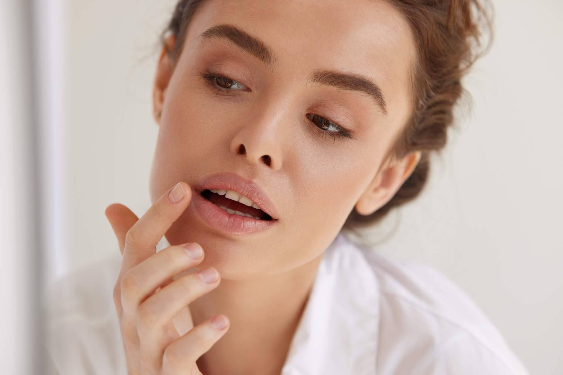 Tratamiento de perfilado e hidratación de labios para lograr labios perfectos con Alluring Clinic, en Madrid