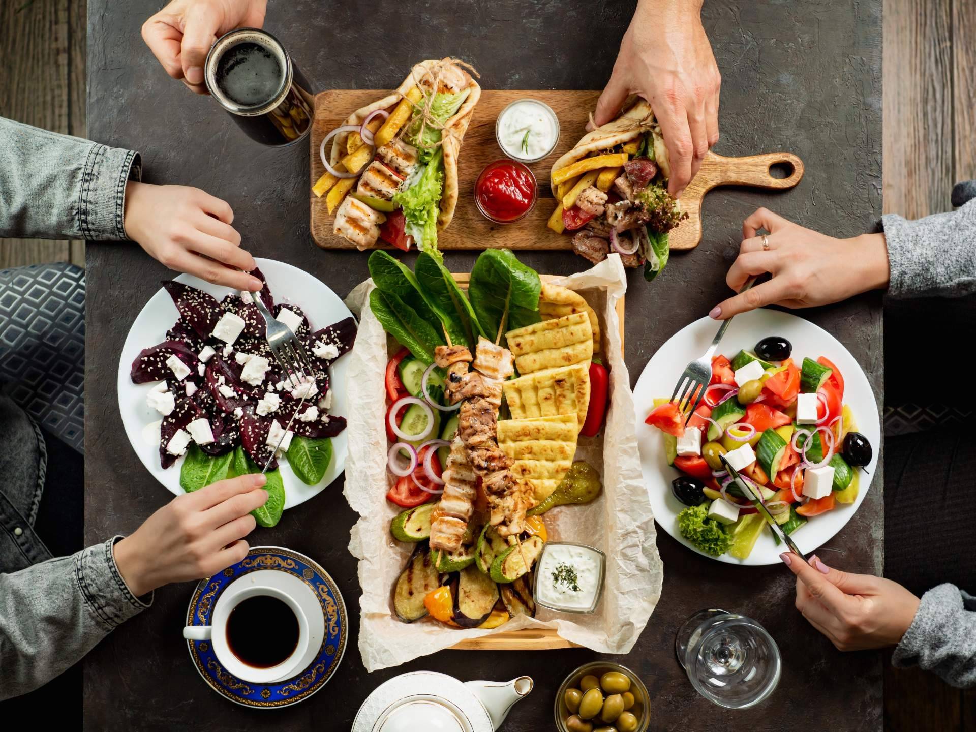 Greek Aribau, un restaurante experto en cocina griega con recetas auténticas
