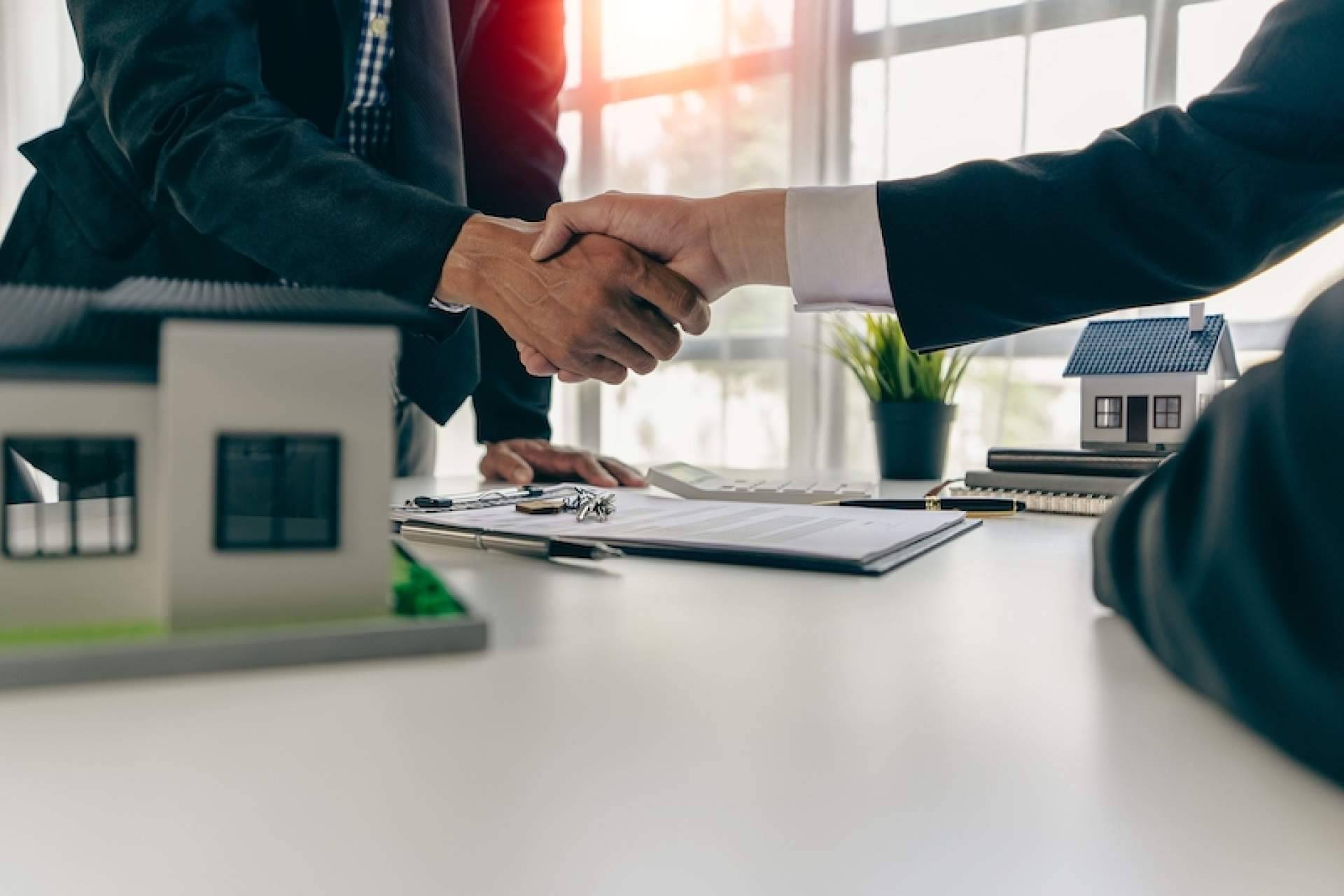 Fondos de inversión vs. inversiones inmobiliarias, elegir la mejor opción para el cliente