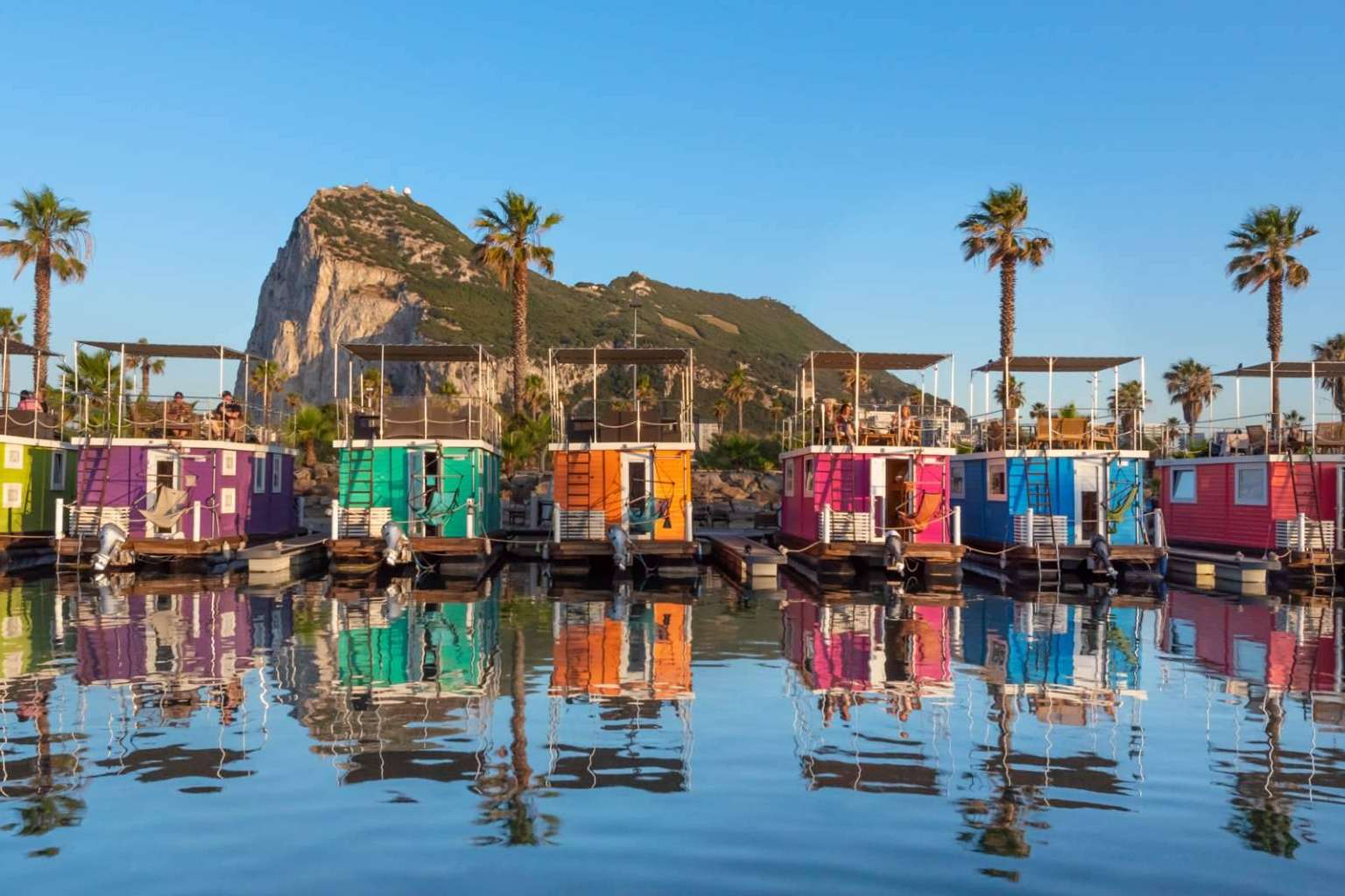 Disfrutar de vacaciones con amigos en una casa flotante