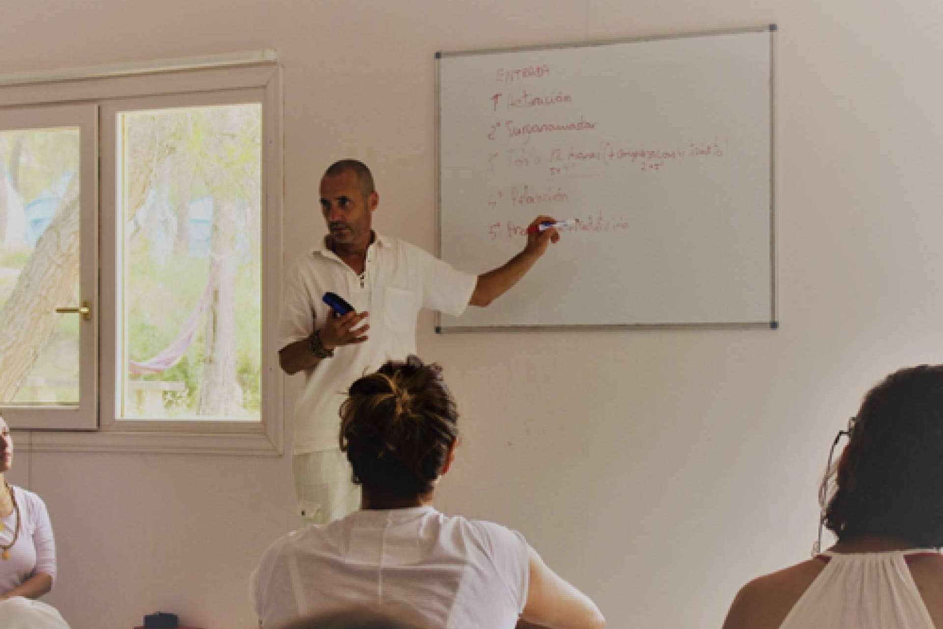 Toda la información sobre la formación de profesores de yoga de la Escuela de Yoga Integral Mahashakti