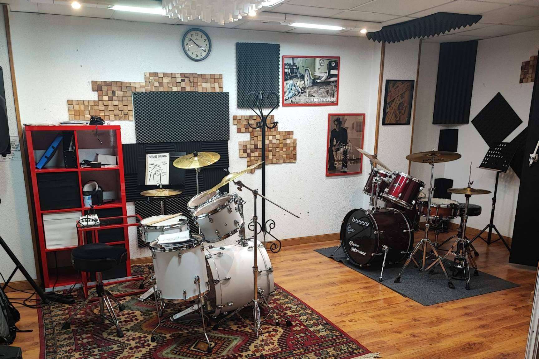 Escuela de música Blancas y Negras, una academia de referencia en Ciempozuelos, Madrid, con clases colectivas e individuales