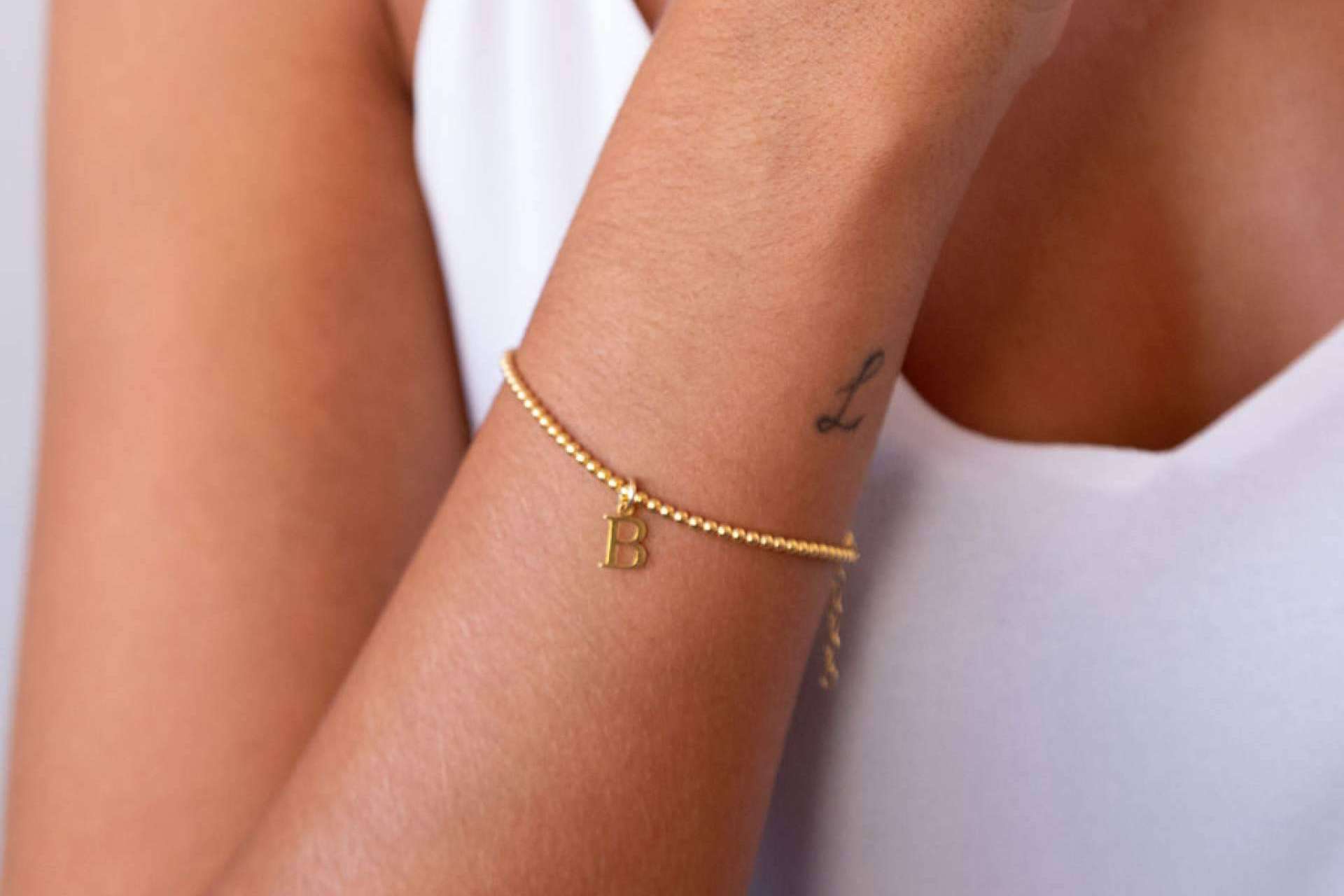 Las pulseras con iniciales de Anitials, un regalo significativo para alguien especial