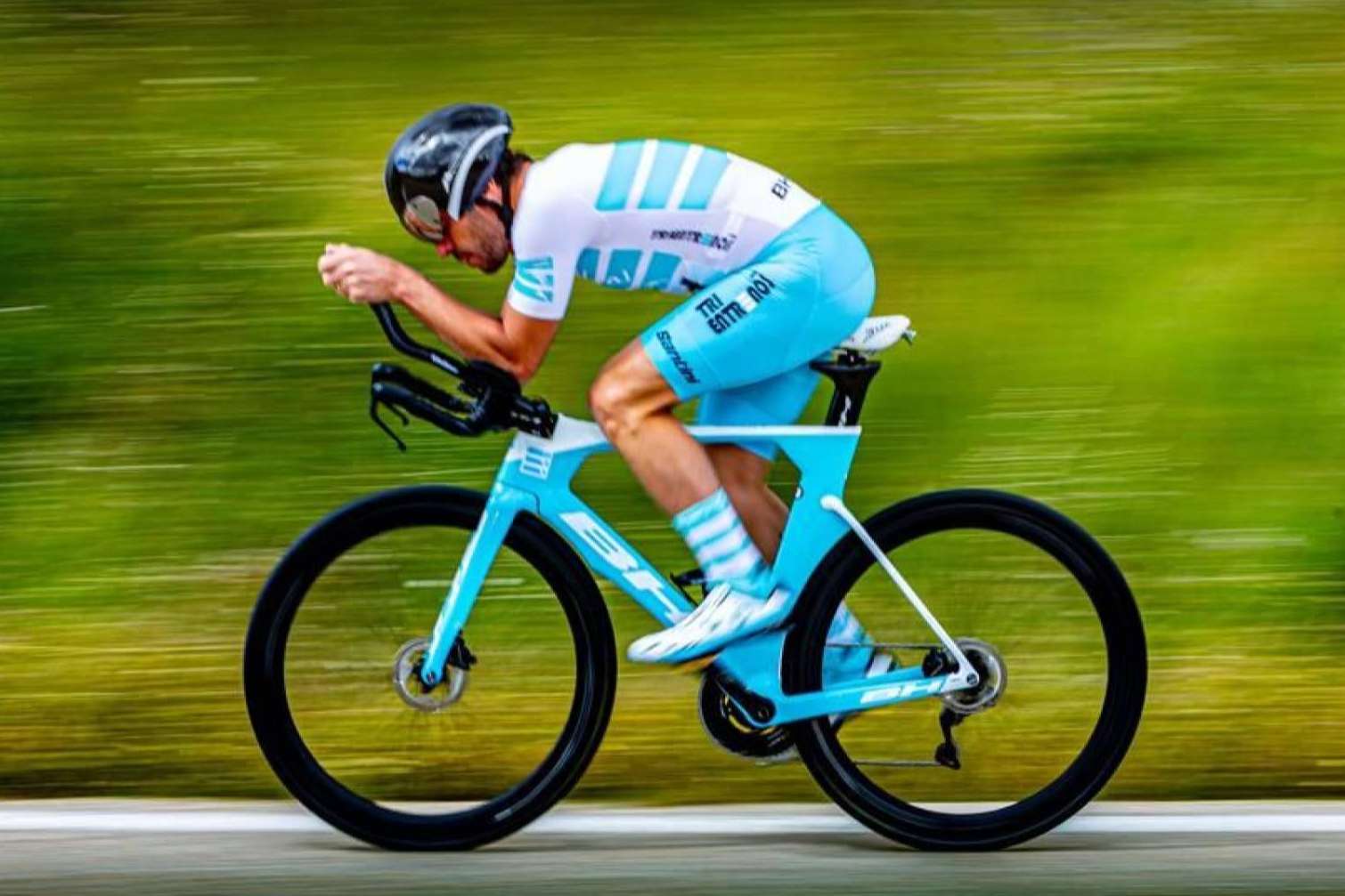 El entrenador personal de Trientrenos ayuda a preparar un triatlón
