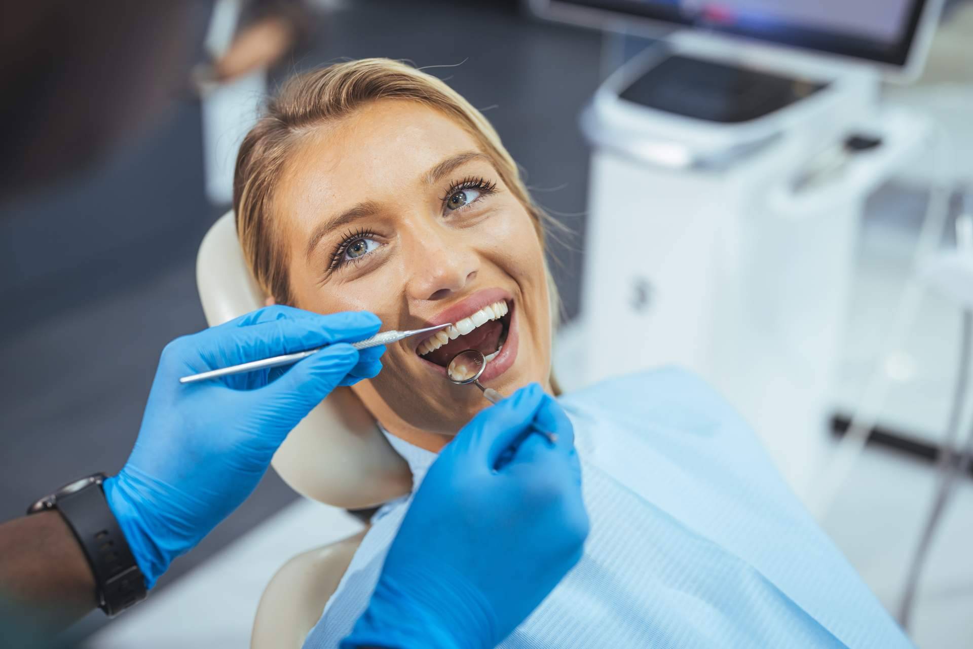 Especialistas en carillas dentales sin tallado para una sonrisa radiante y natural, Carlos Saiz Smile