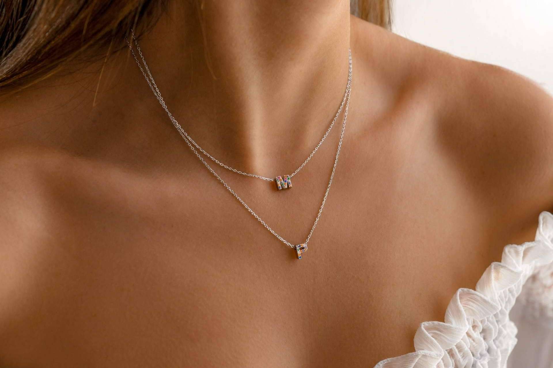 Gran variedad de diseños en colgantes con iniciales en la joyería online Le Petite Marie
