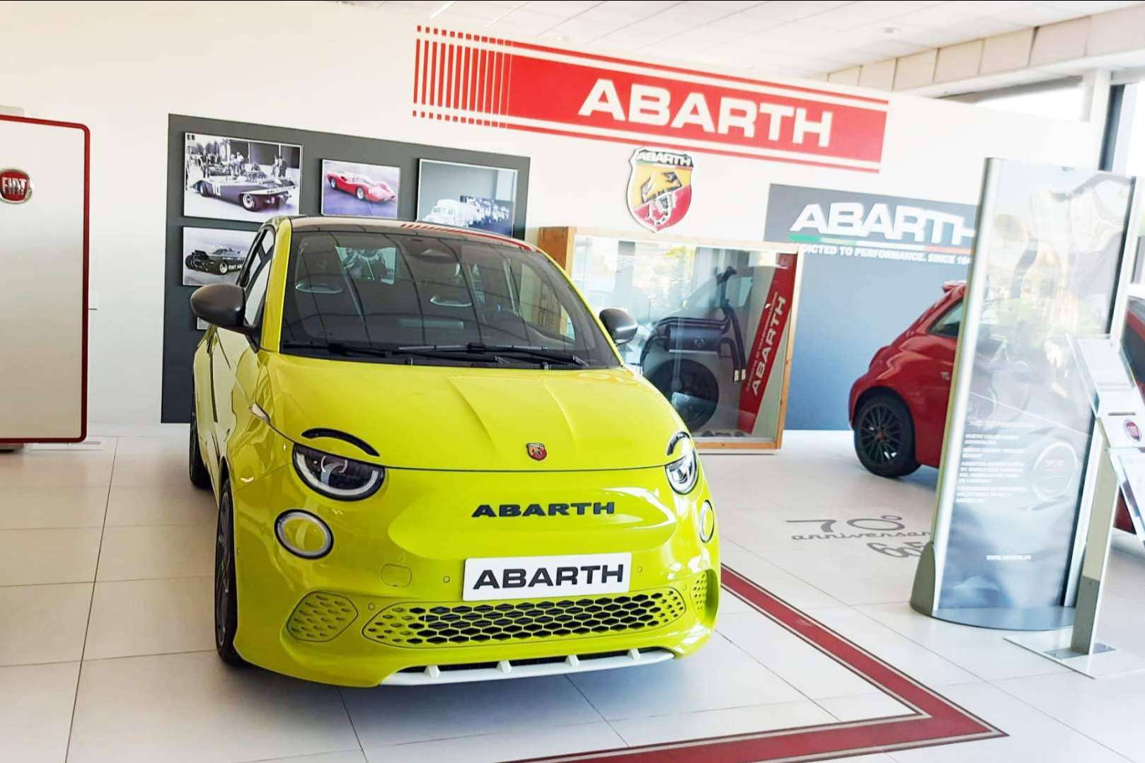 Abarth impulsa la electrificación; Lanza el Abarth 500e y Ascauto lo ofrece en Madrid