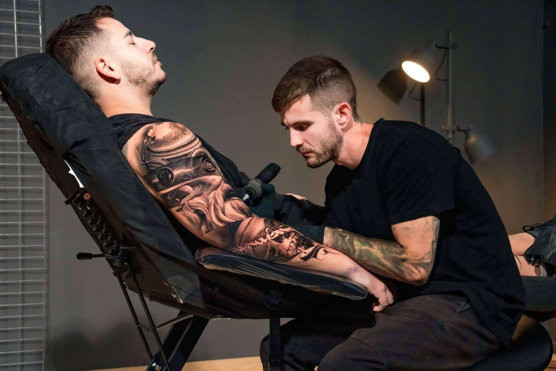 El curso de tatuajes en el brazo para hombre que no deja de ganar adeptos, por Habbility
