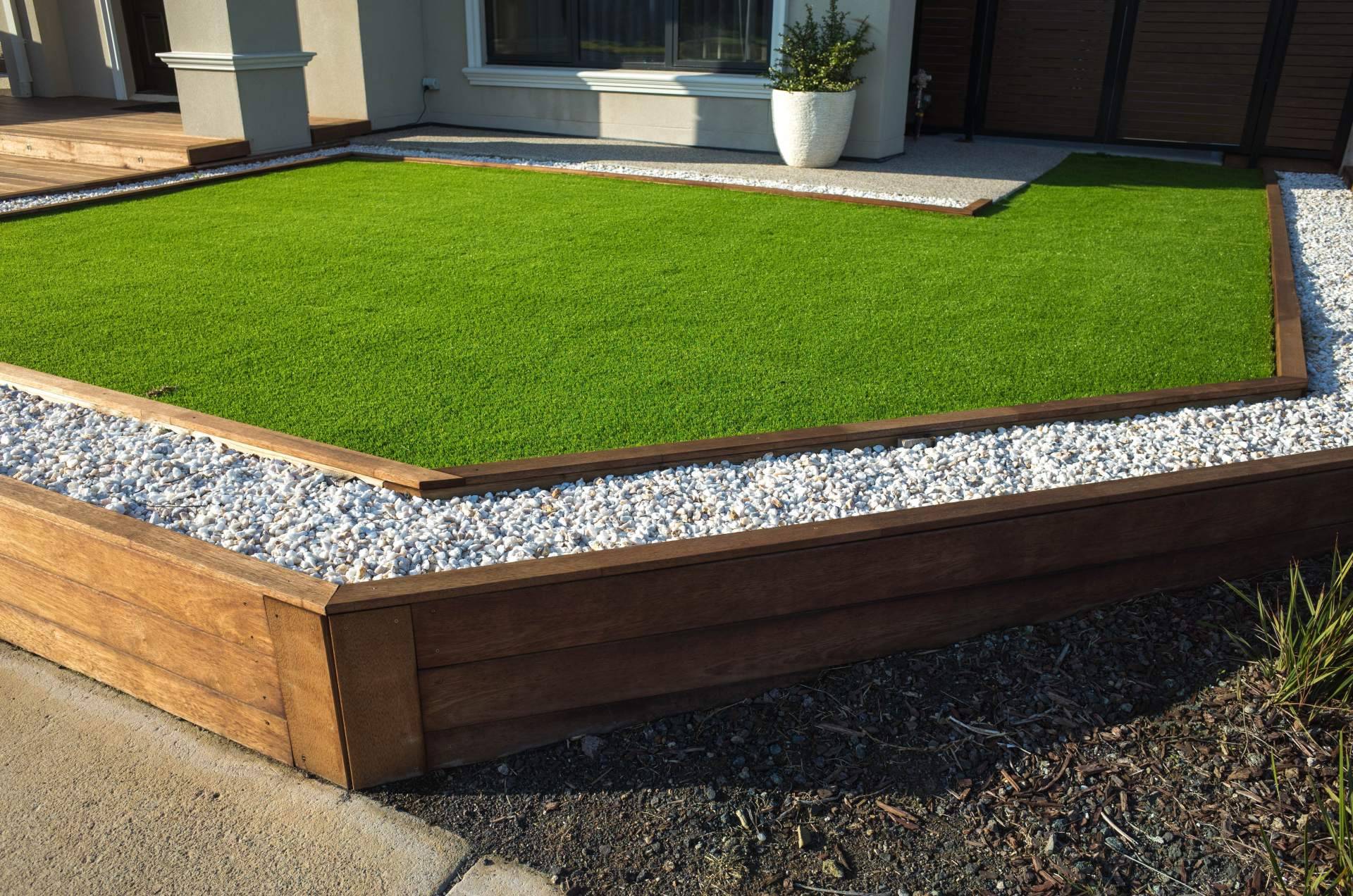 Con piedras blancas y césped artificial se pueden decorar las terrazas con jardines