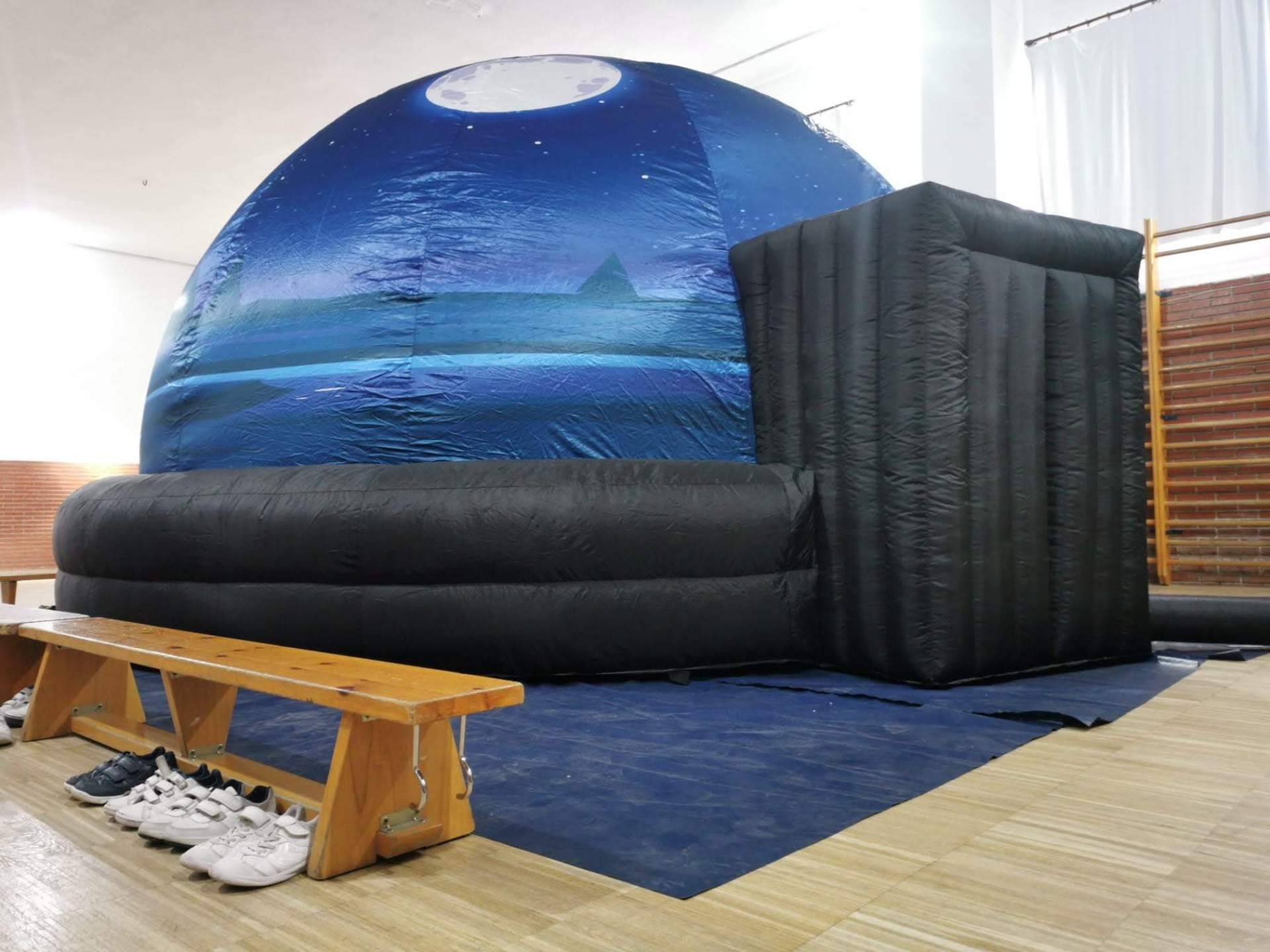 Un planetario portátil para disfrutar del espacio sin salir del cole