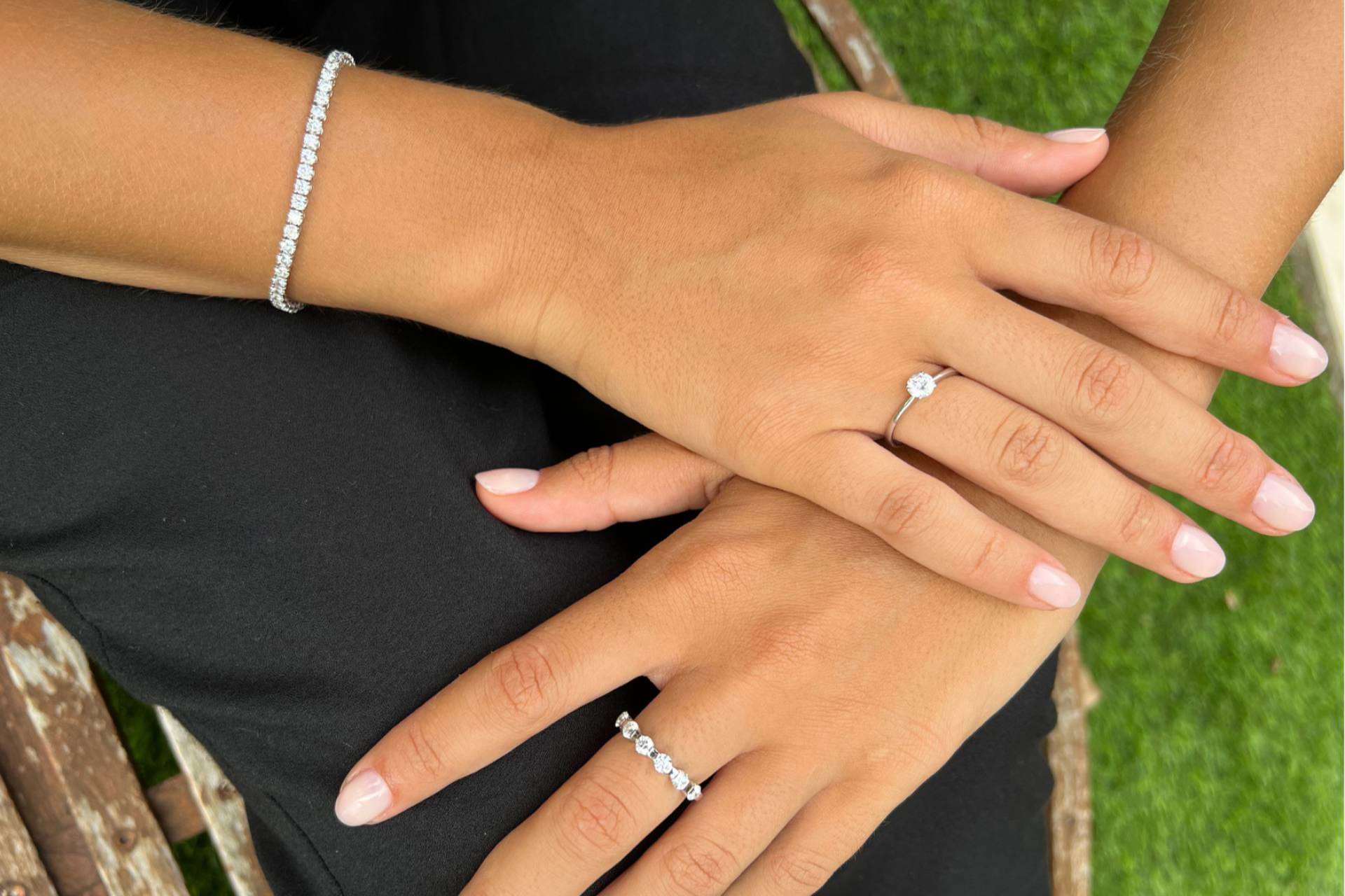Joyas básicas, ideales para lucir después del verano con una piel bronceada