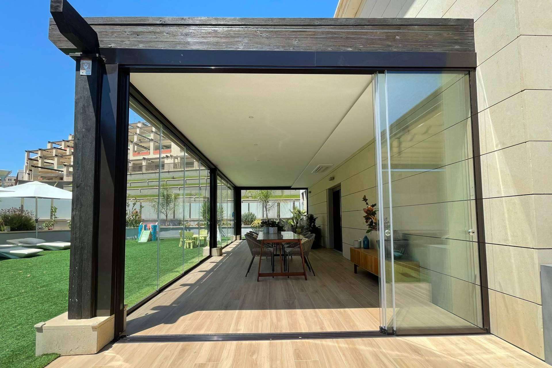 Los interioristas cada vez se decantan más por las cortinas de cristal Airclos
